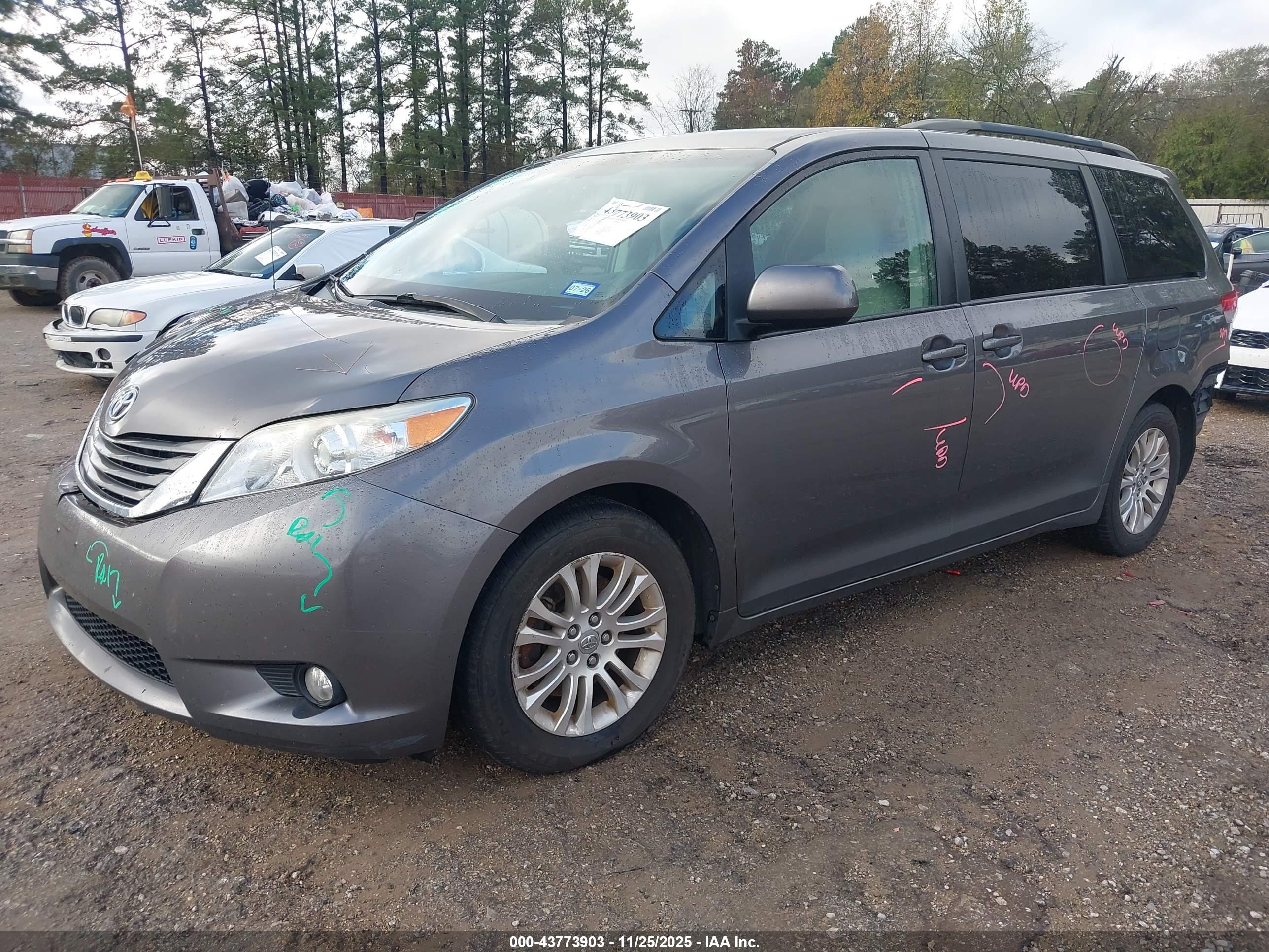 TOYOTA SIENNA image 2