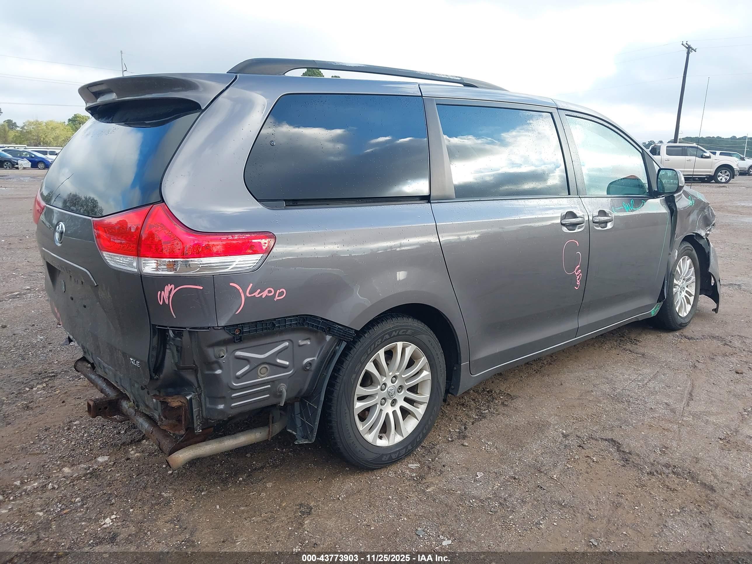 TOYOTA SIENNA image 4