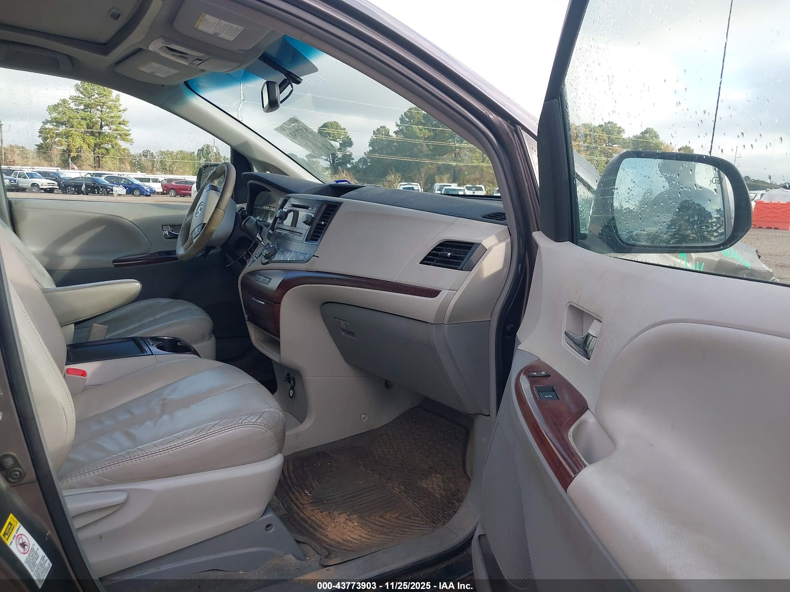 TOYOTA SIENNA image 5