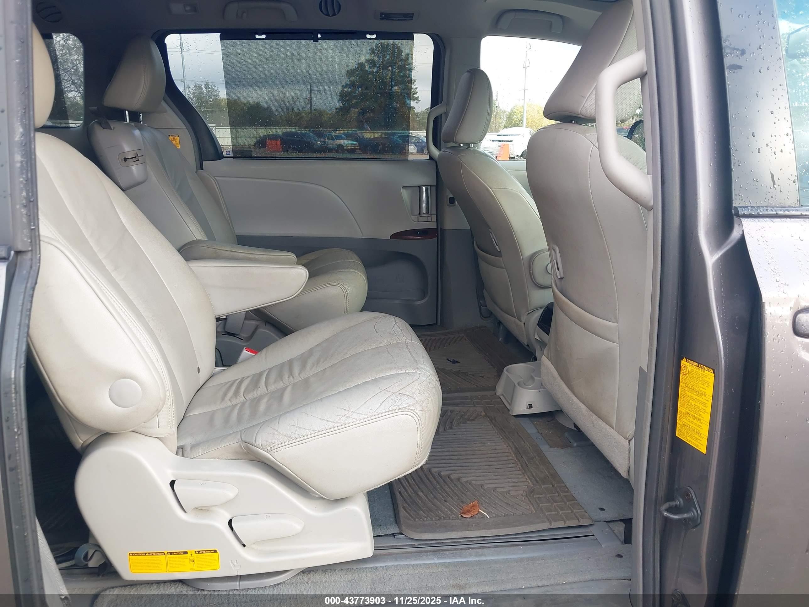 TOYOTA SIENNA image 8