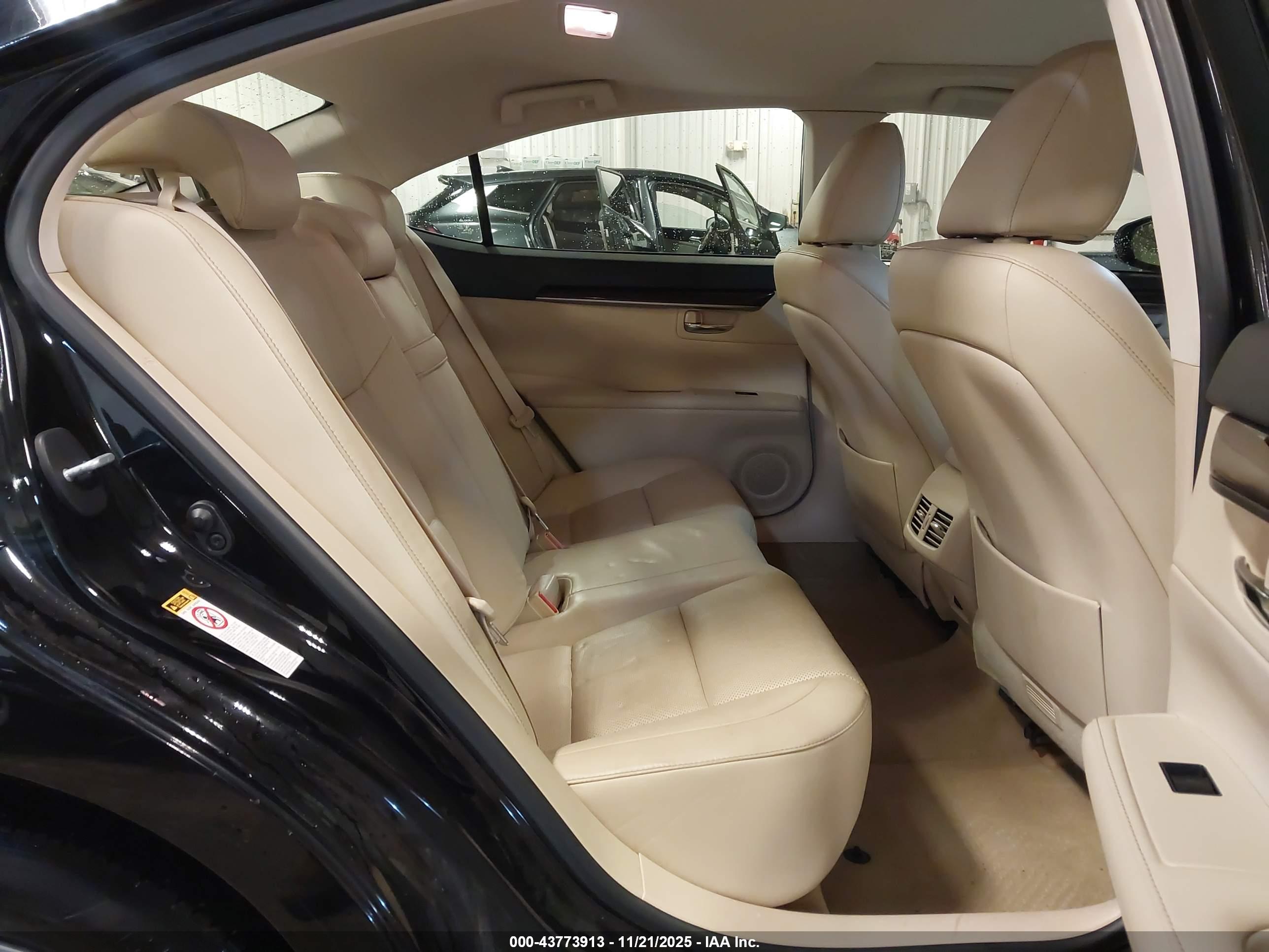 LEXUS ES image 8