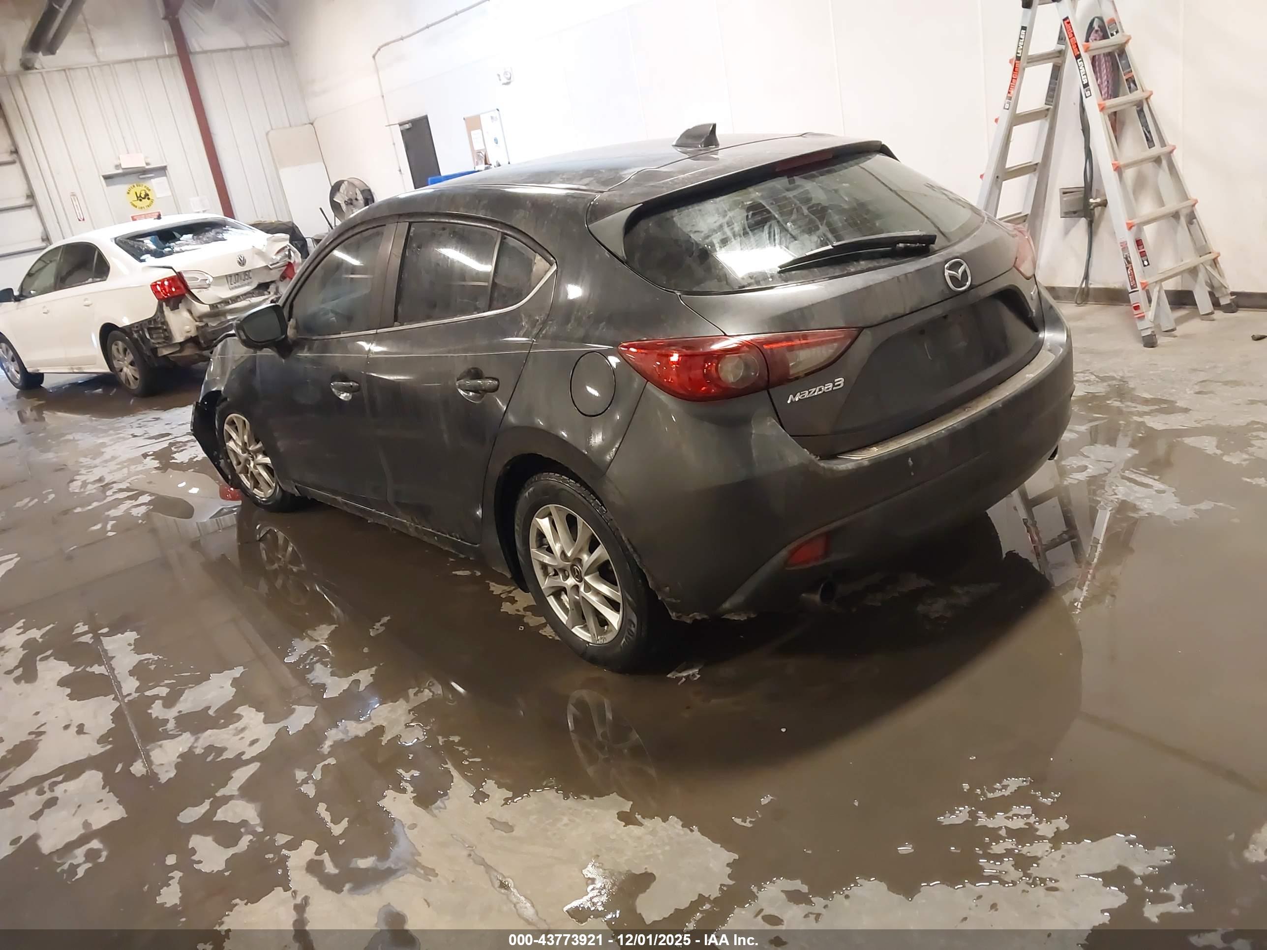 MAZDA MAZDA3 image 3
