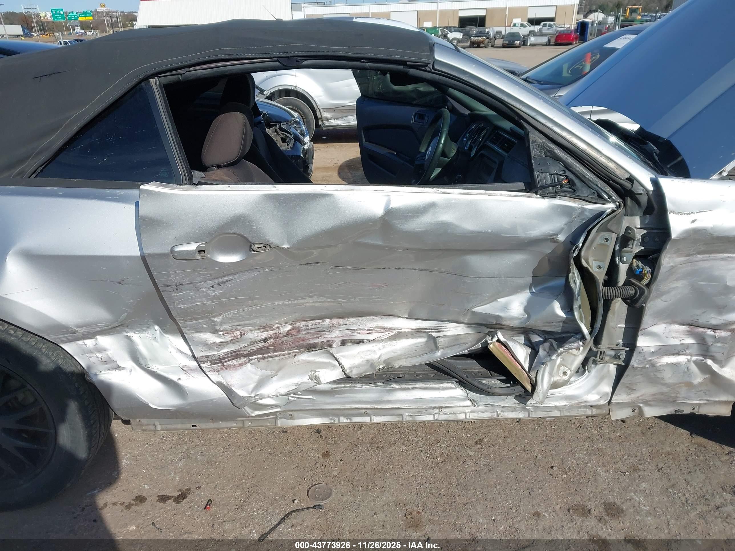 FORD MUSTANG image 6