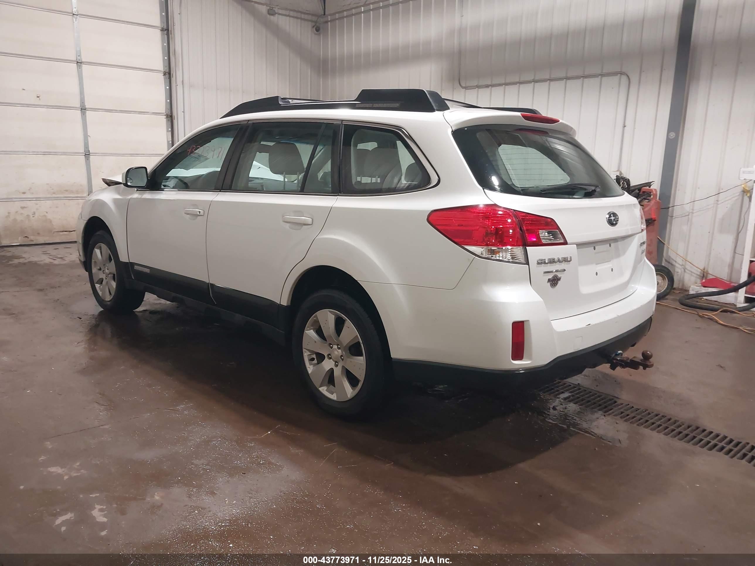 SUBARU OUTBACK image 3
