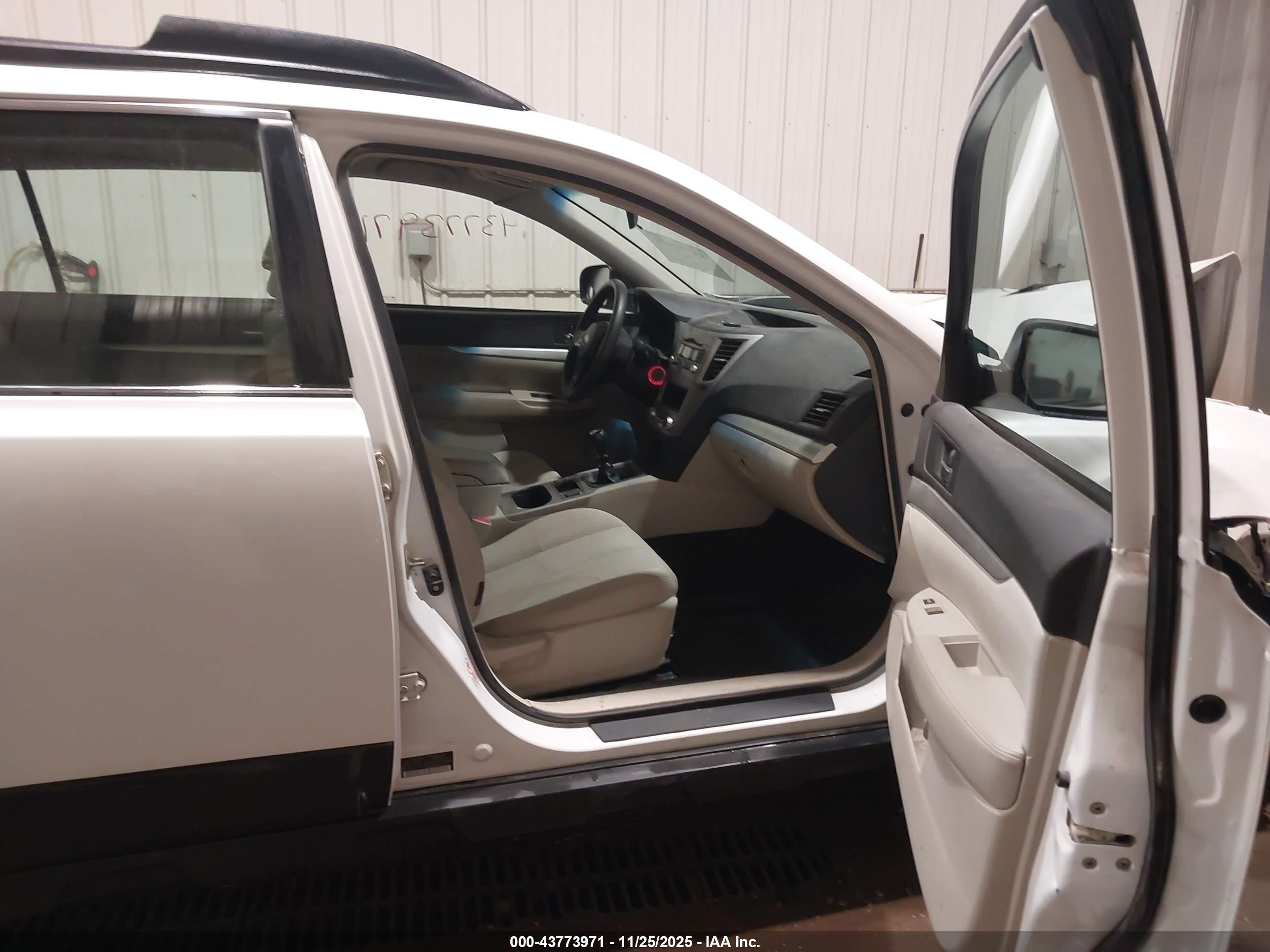 SUBARU OUTBACK image 5