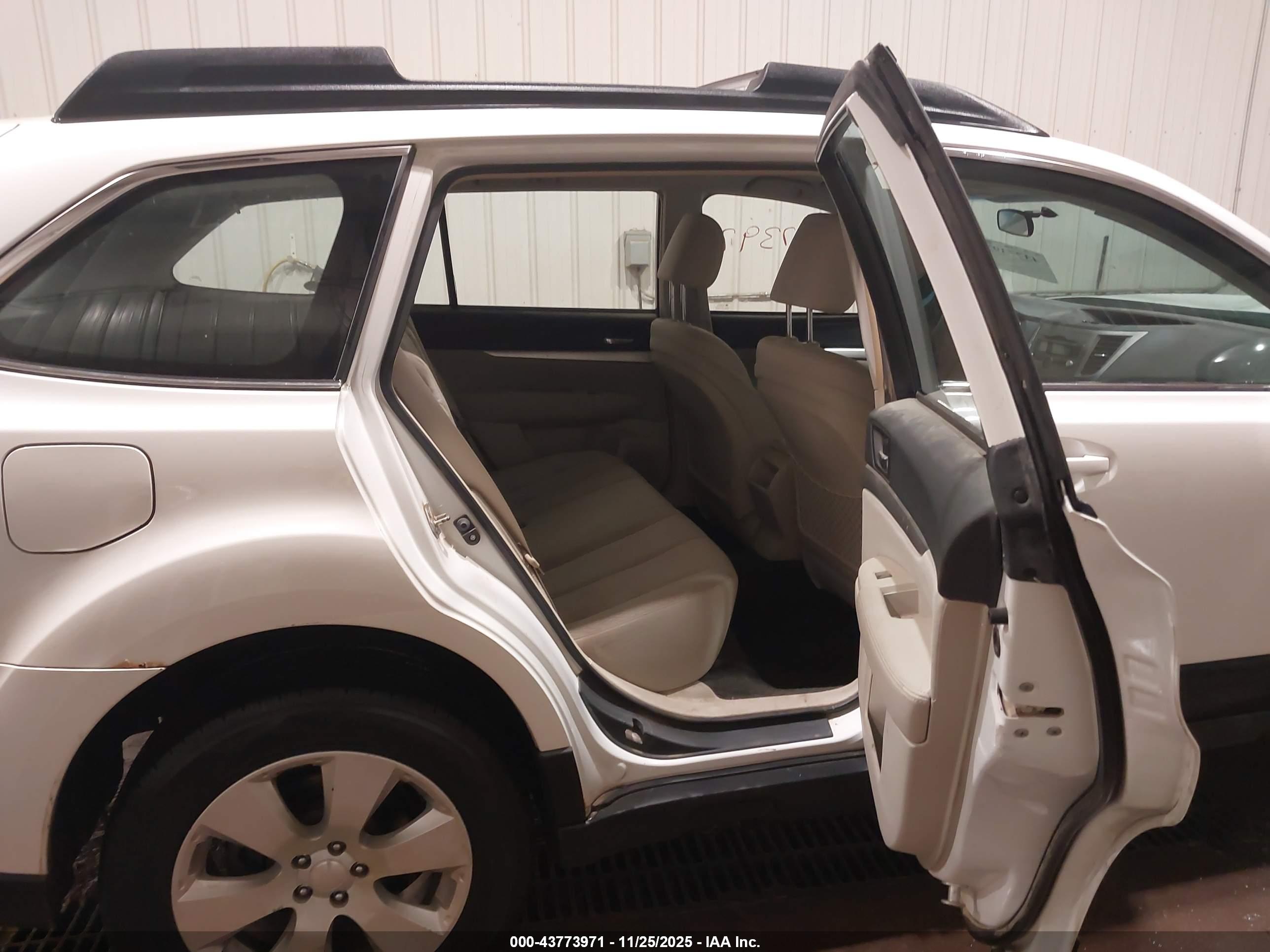 SUBARU OUTBACK image 8