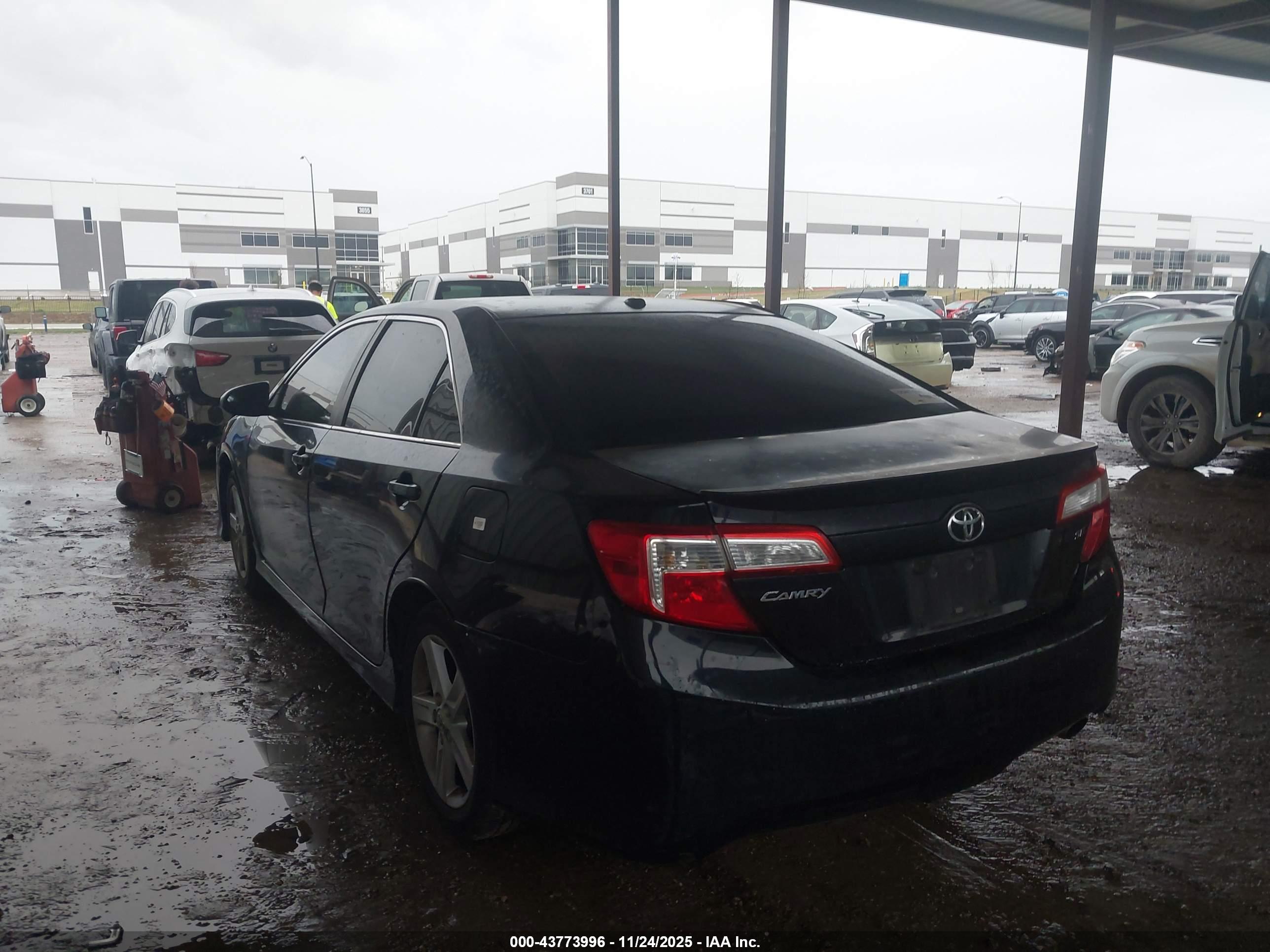 TOYOTA CAMRY image 3