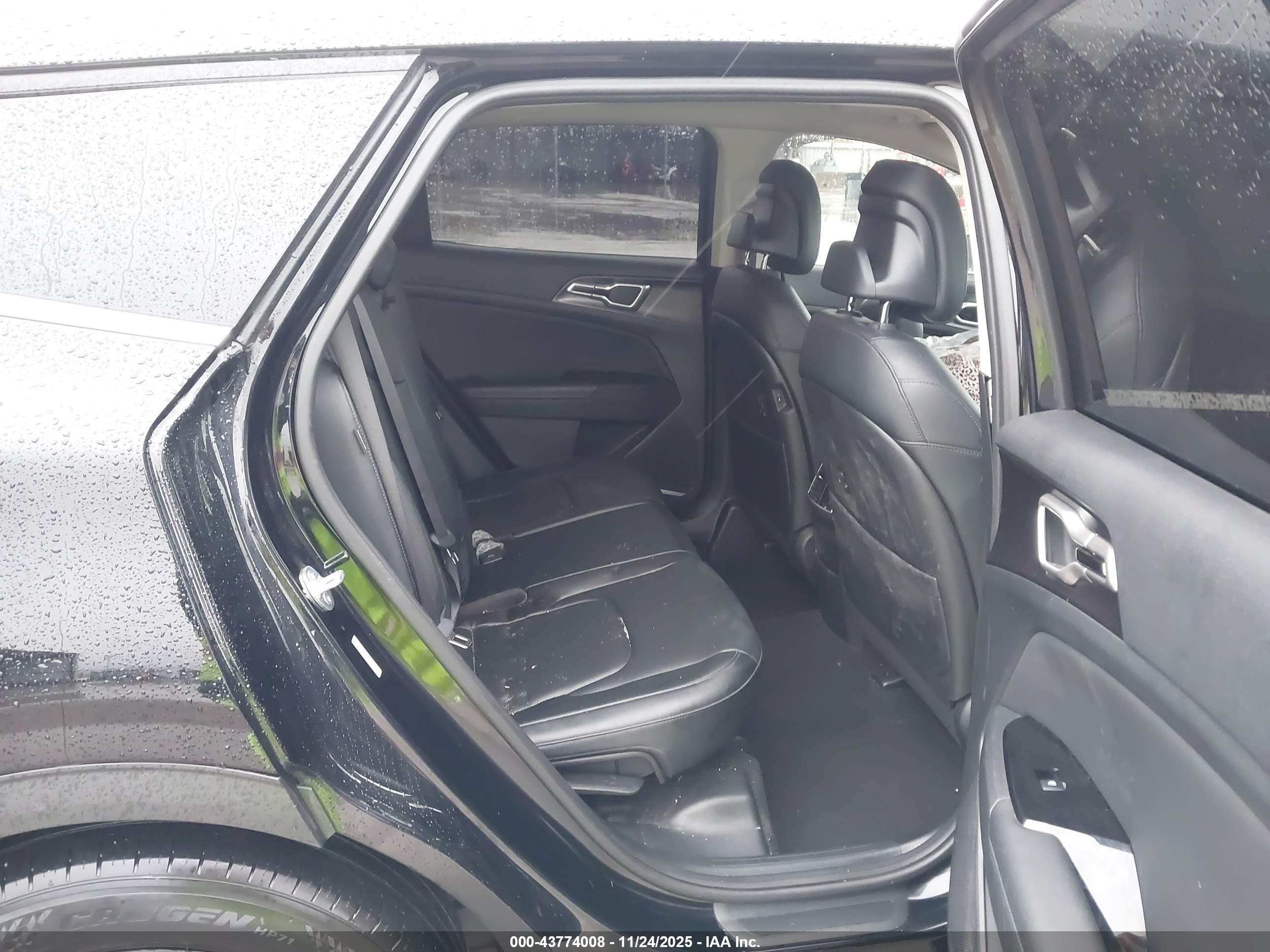 KIA SPORTAGE image 8