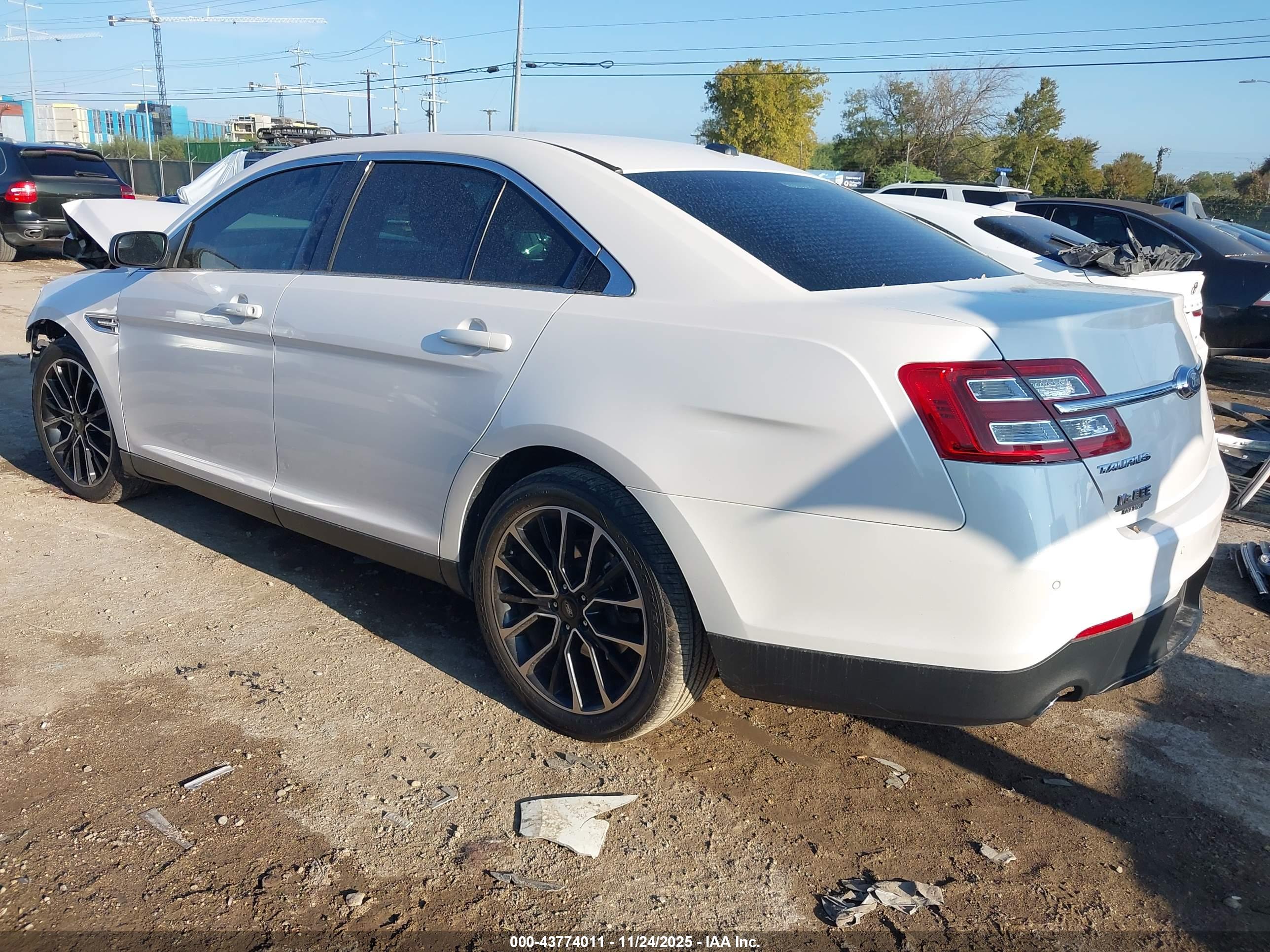 FORD TAURUS image 3