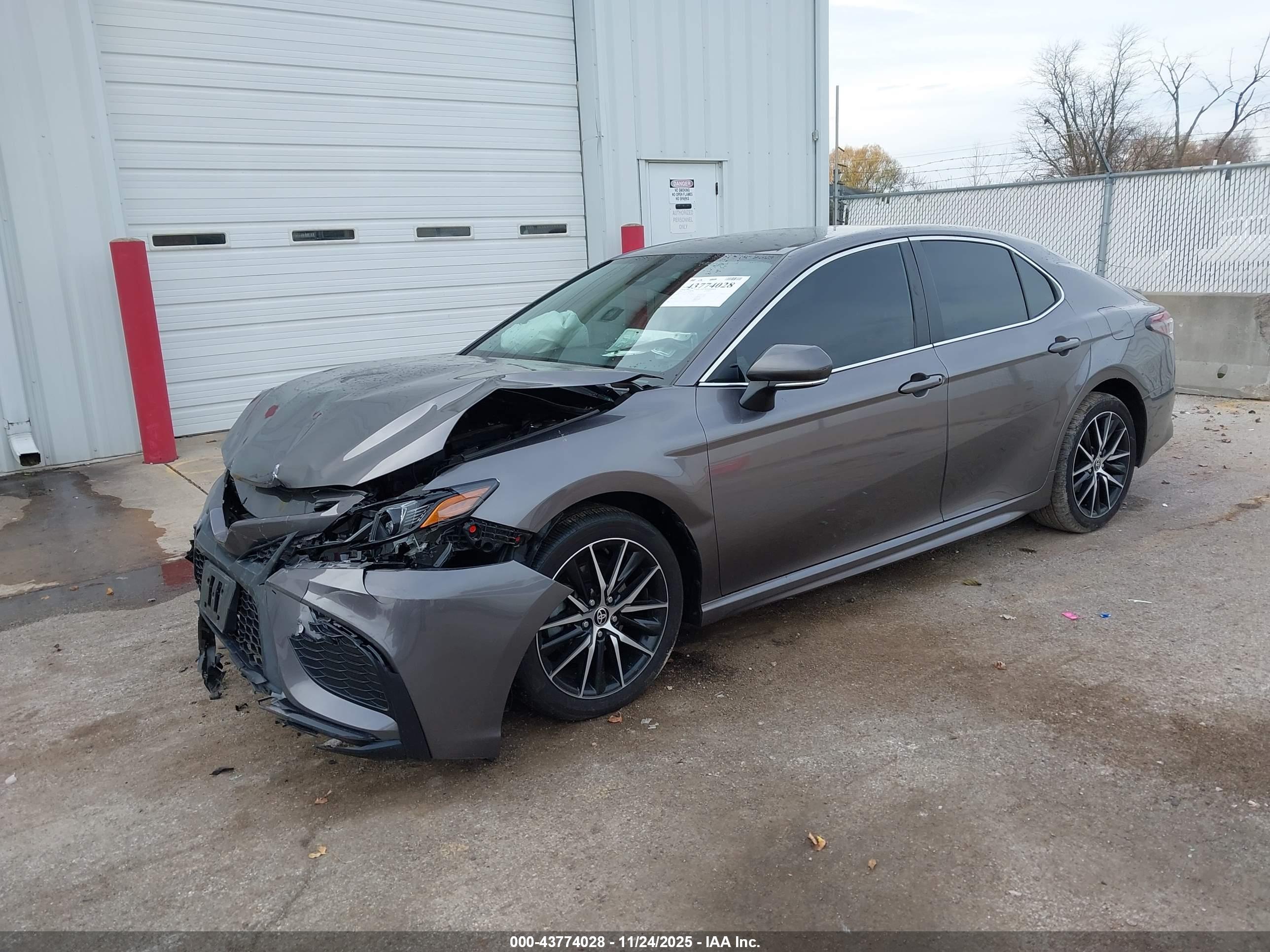 TOYOTA CAMRY image 2