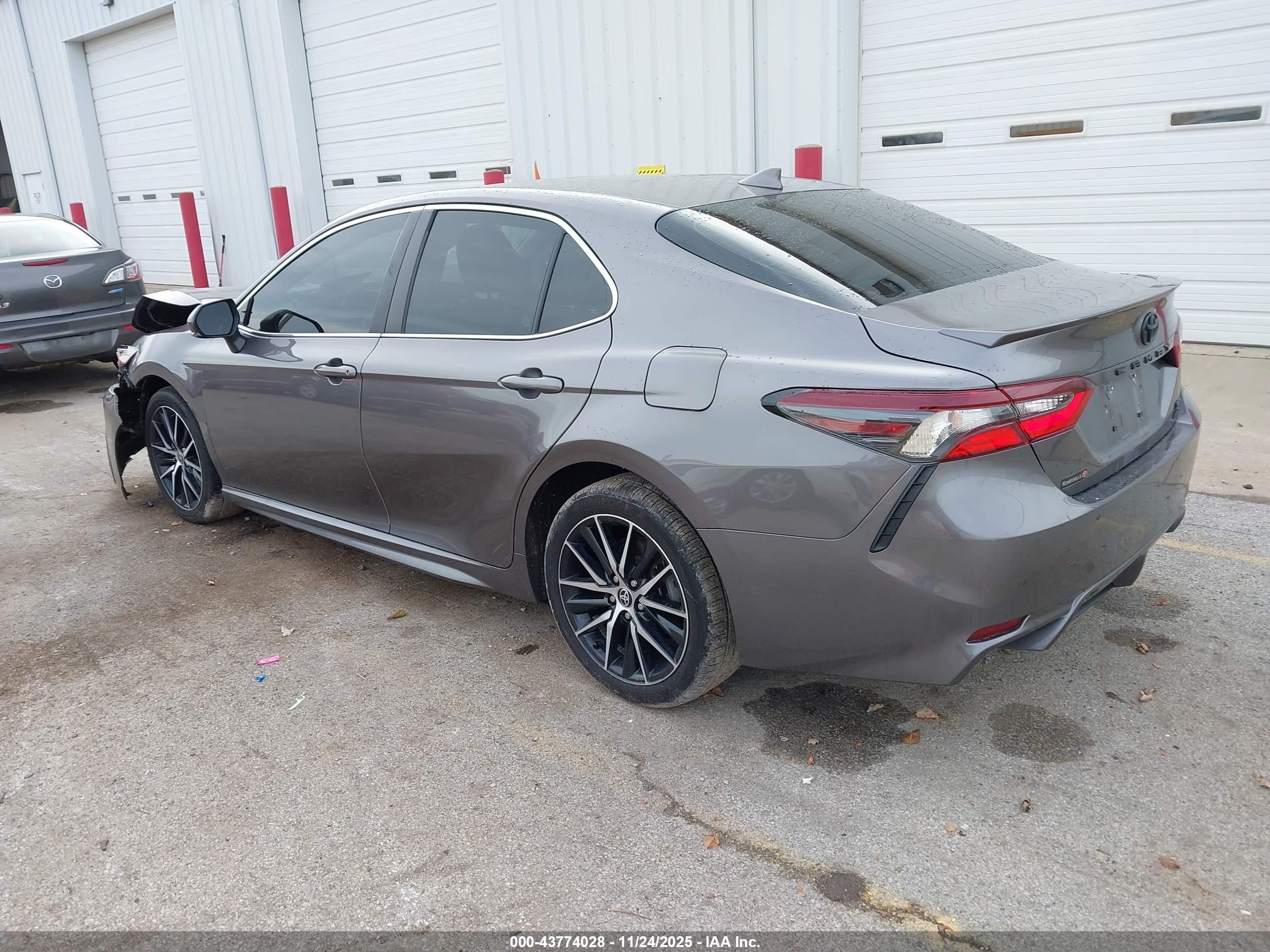 TOYOTA CAMRY image 3