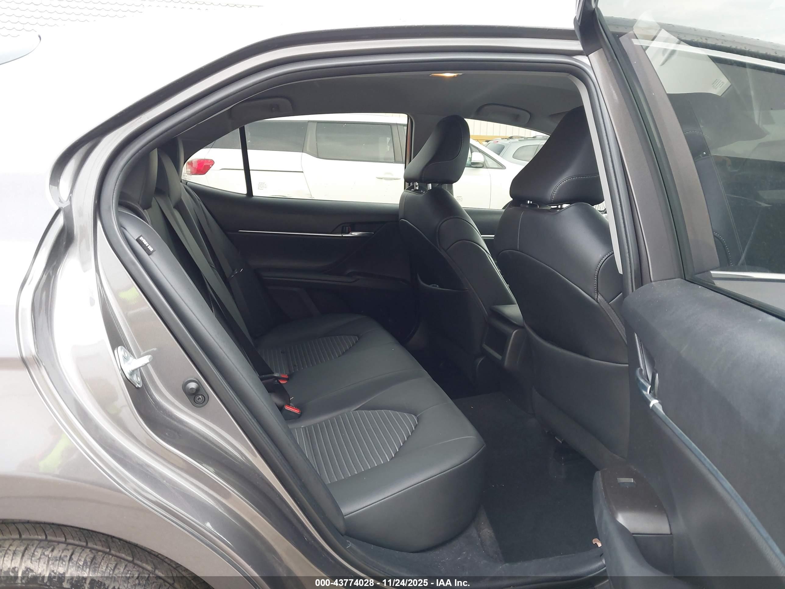TOYOTA CAMRY image 8