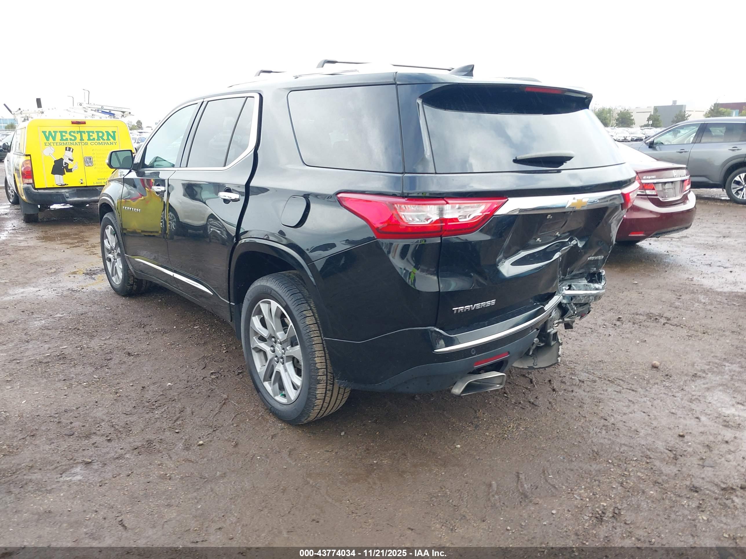 CHEVROLET TRAVERSE image 3