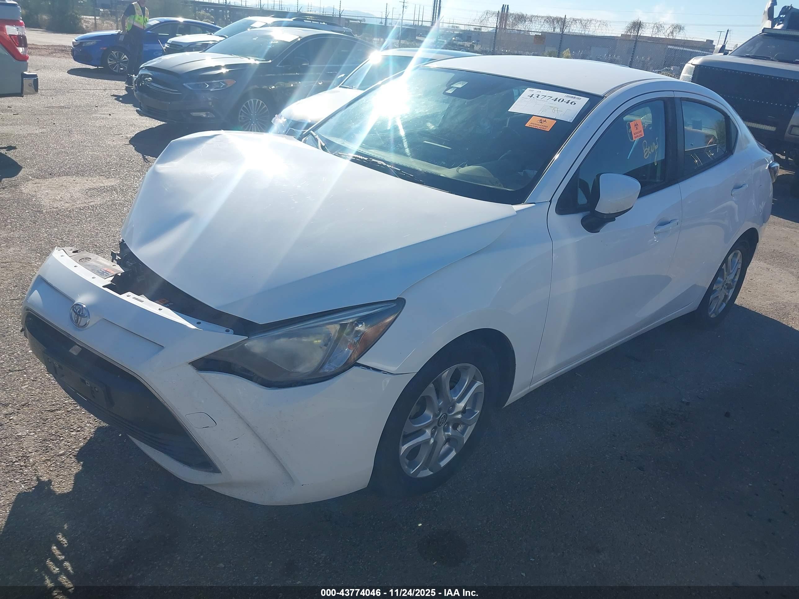 TOYOTA YARIS image 2