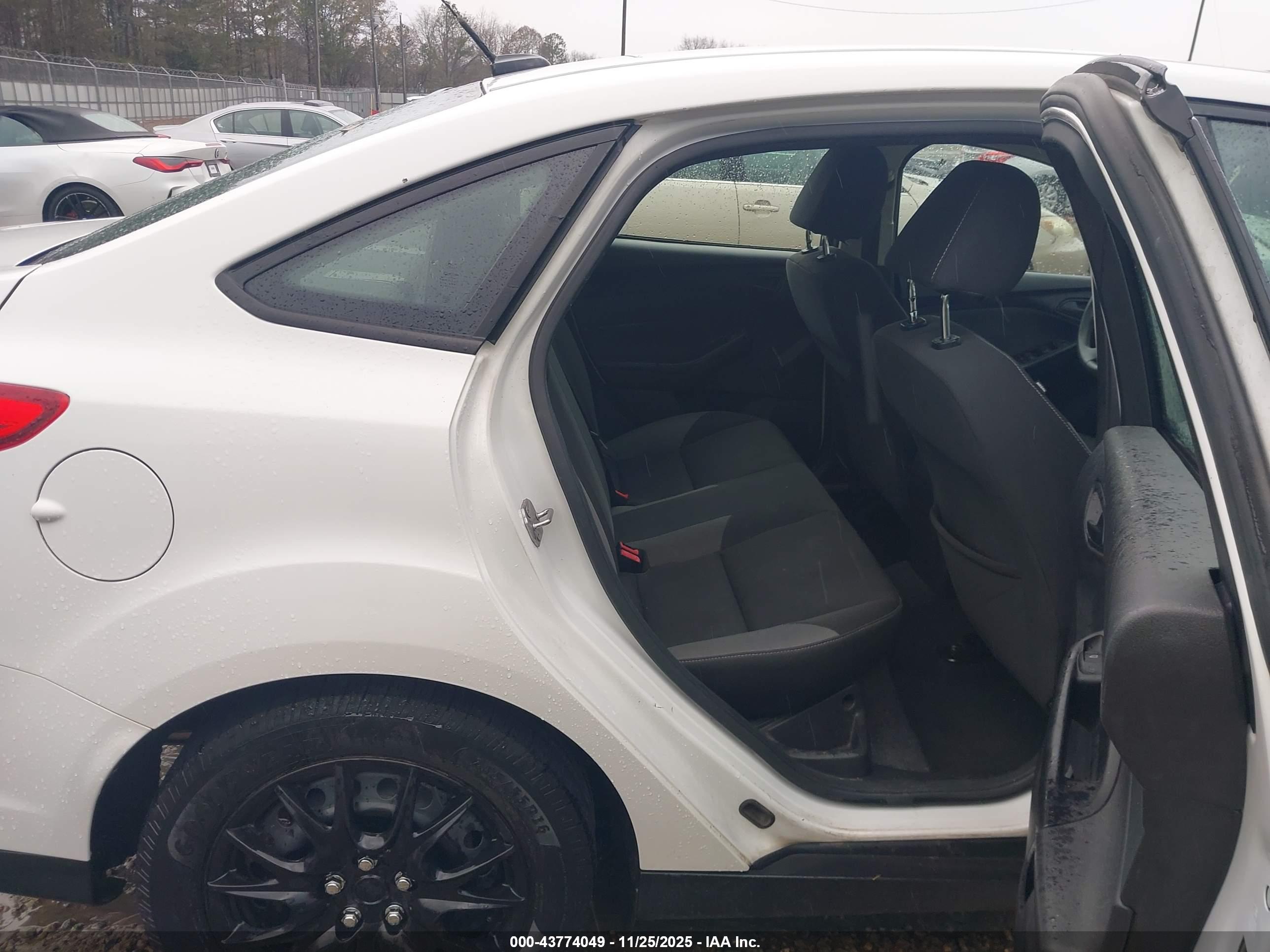 FORD FOCUS image 8
