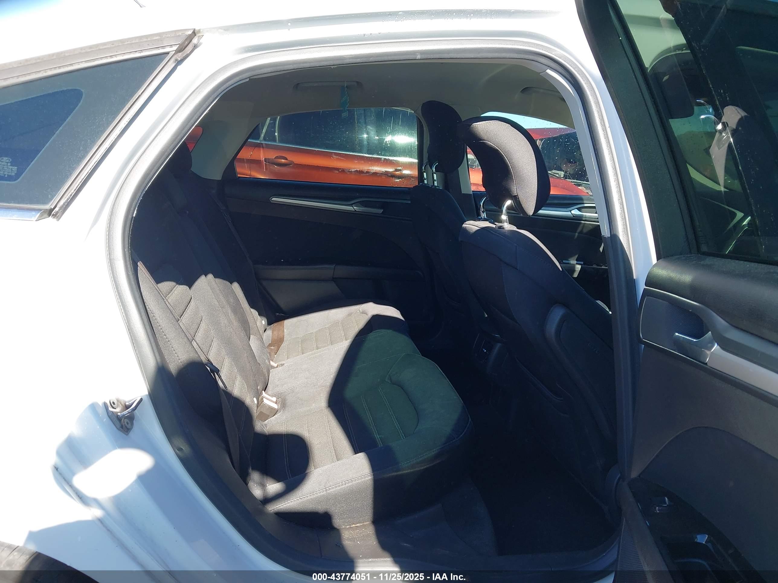 FORD FUSION image 8