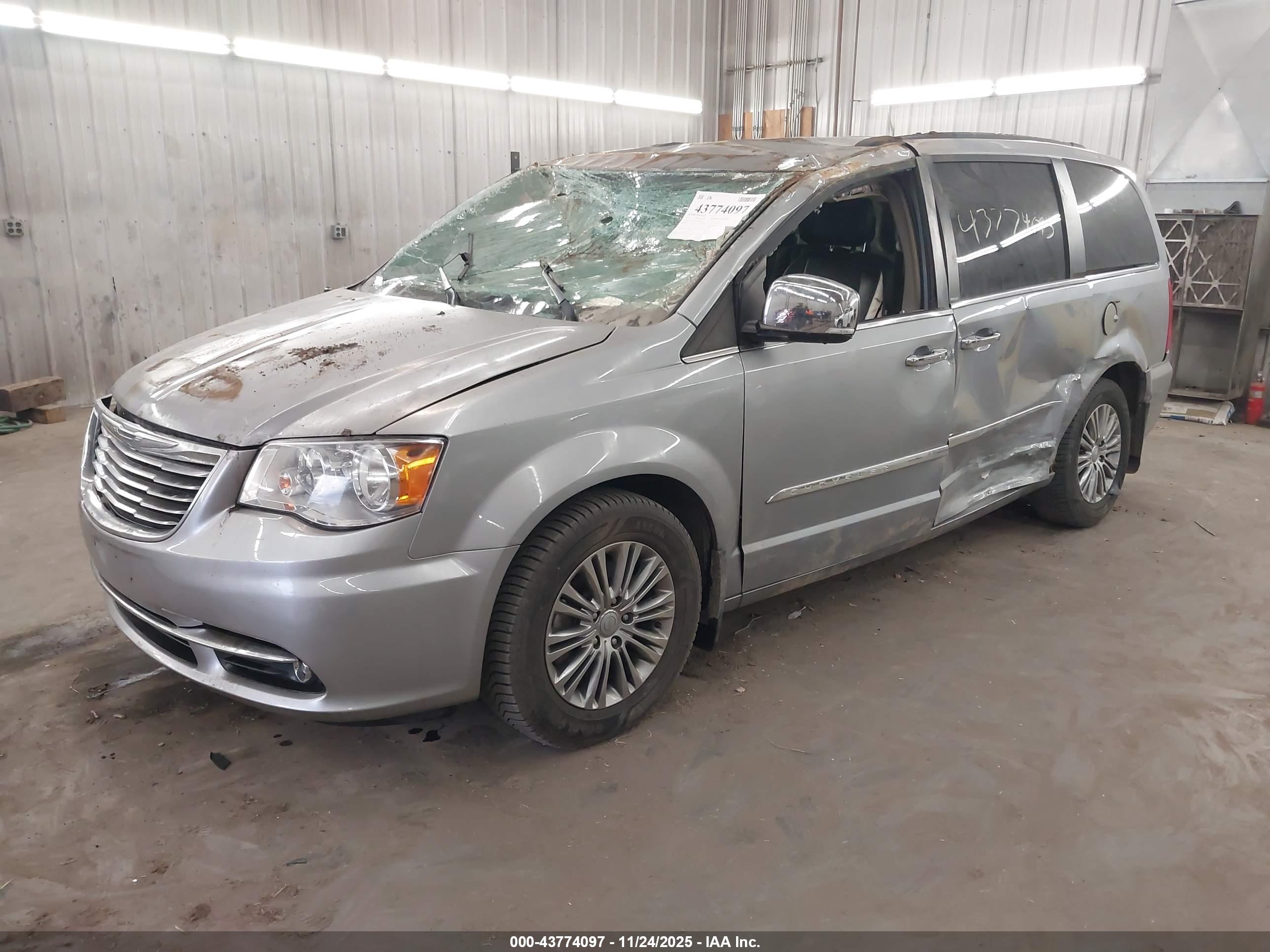 CHRYSLER TOWN image 2