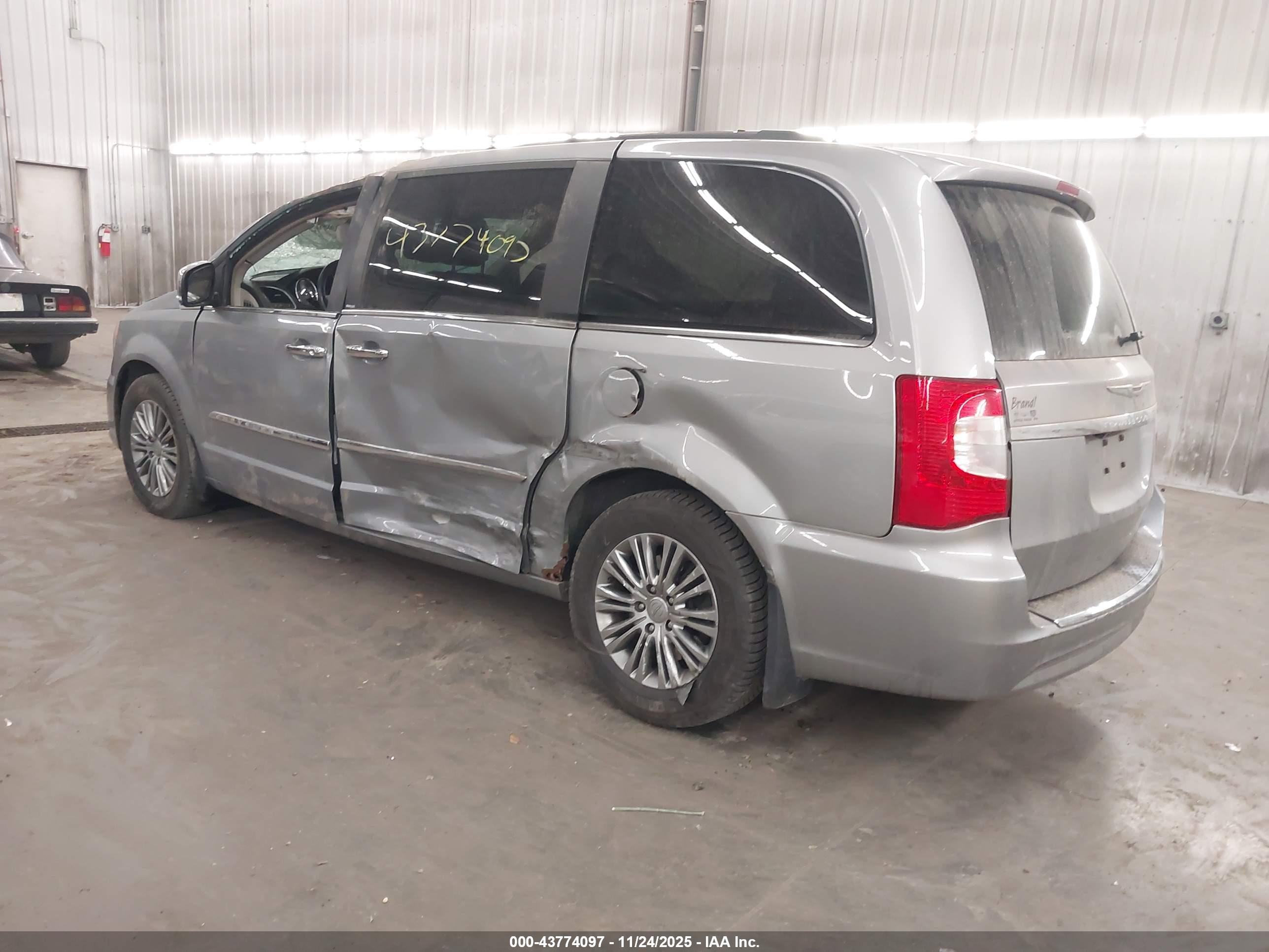 CHRYSLER TOWN image 3
