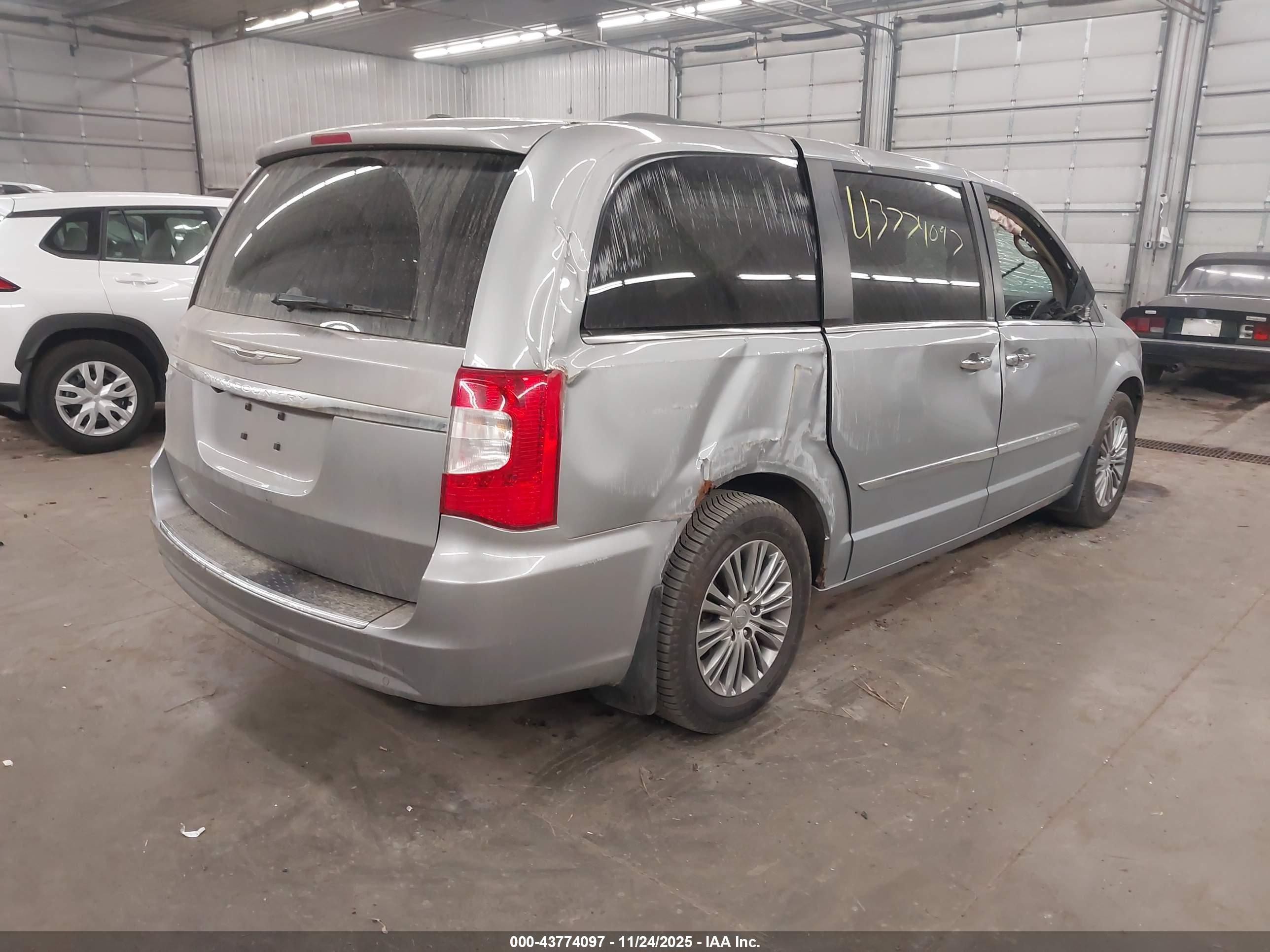 CHRYSLER TOWN image 4