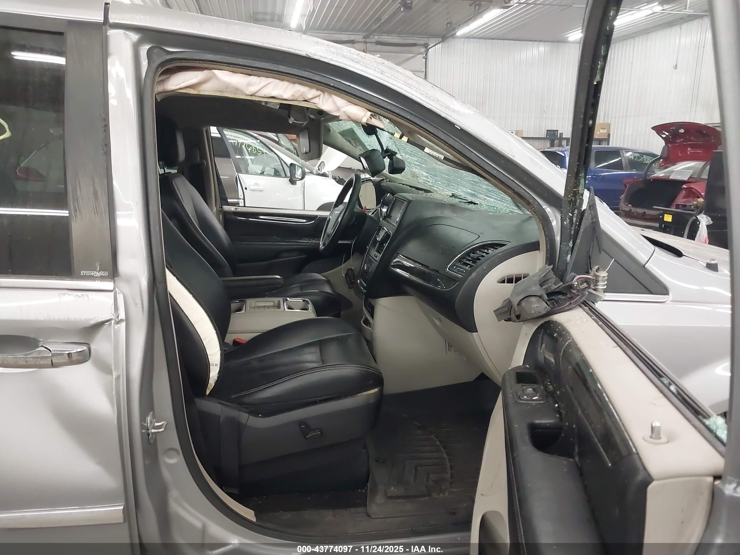 CHRYSLER TOWN image 5