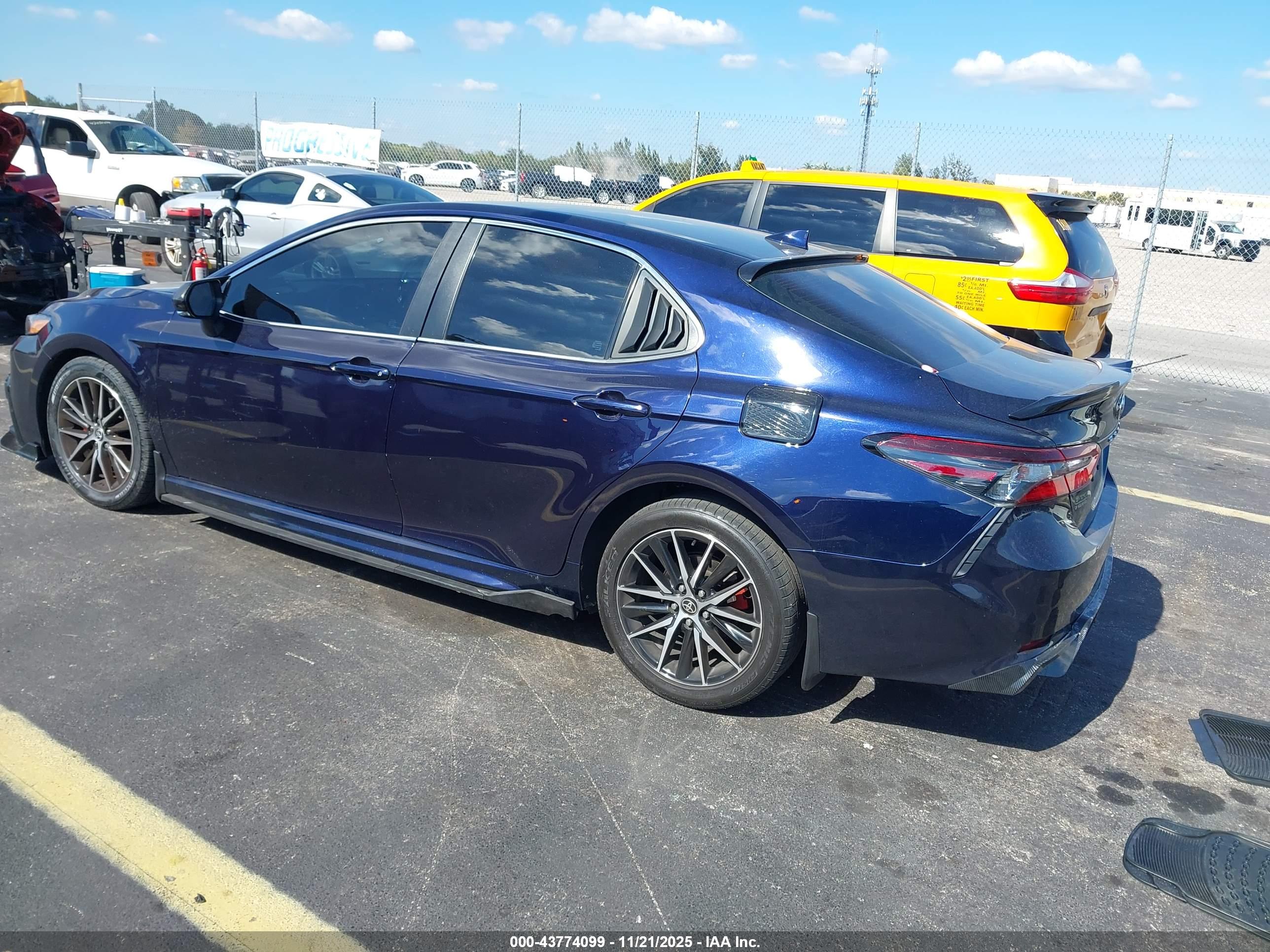 TOYOTA CAMRY image 3