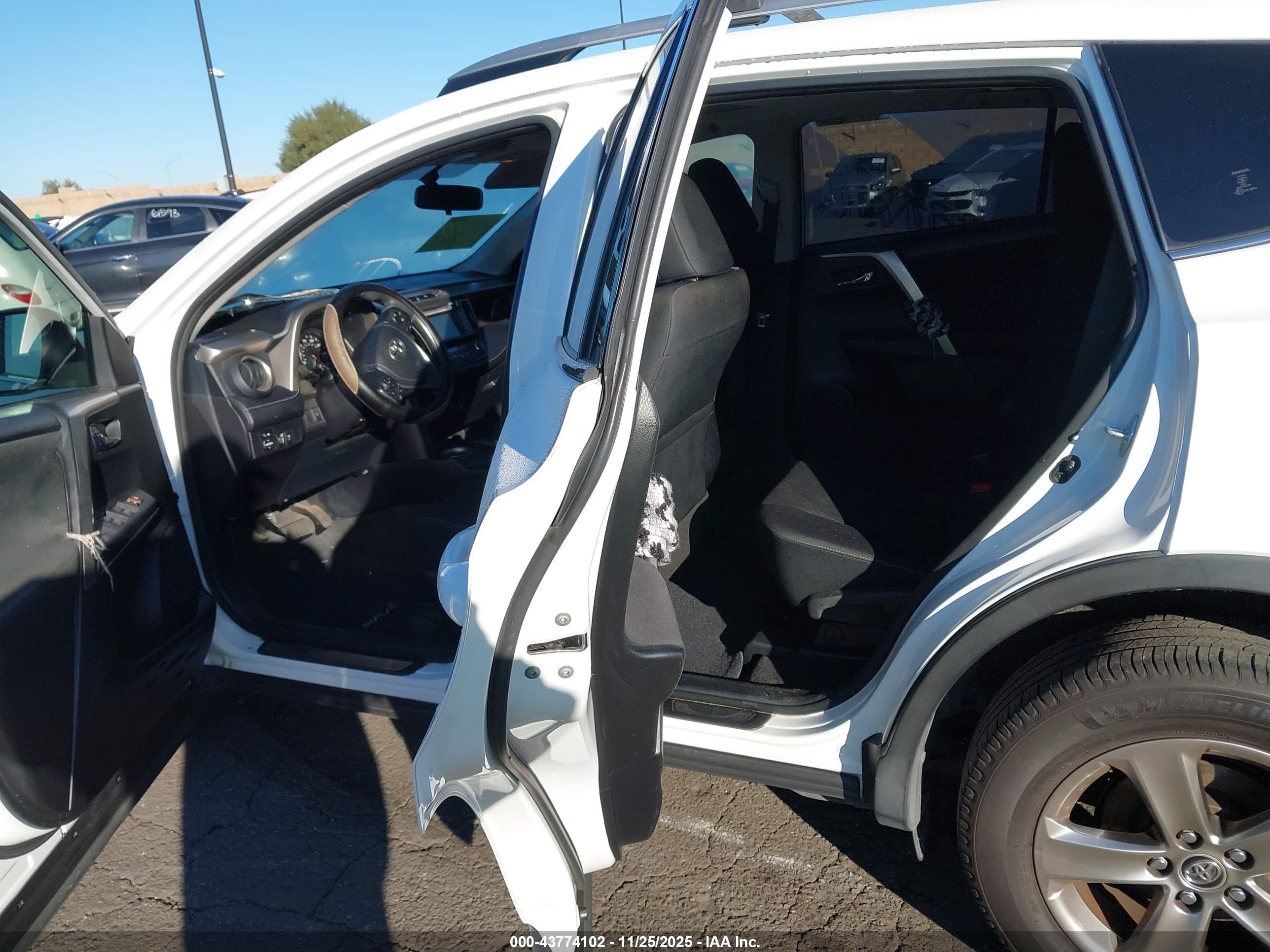 TOYOTA RAV4 image 8