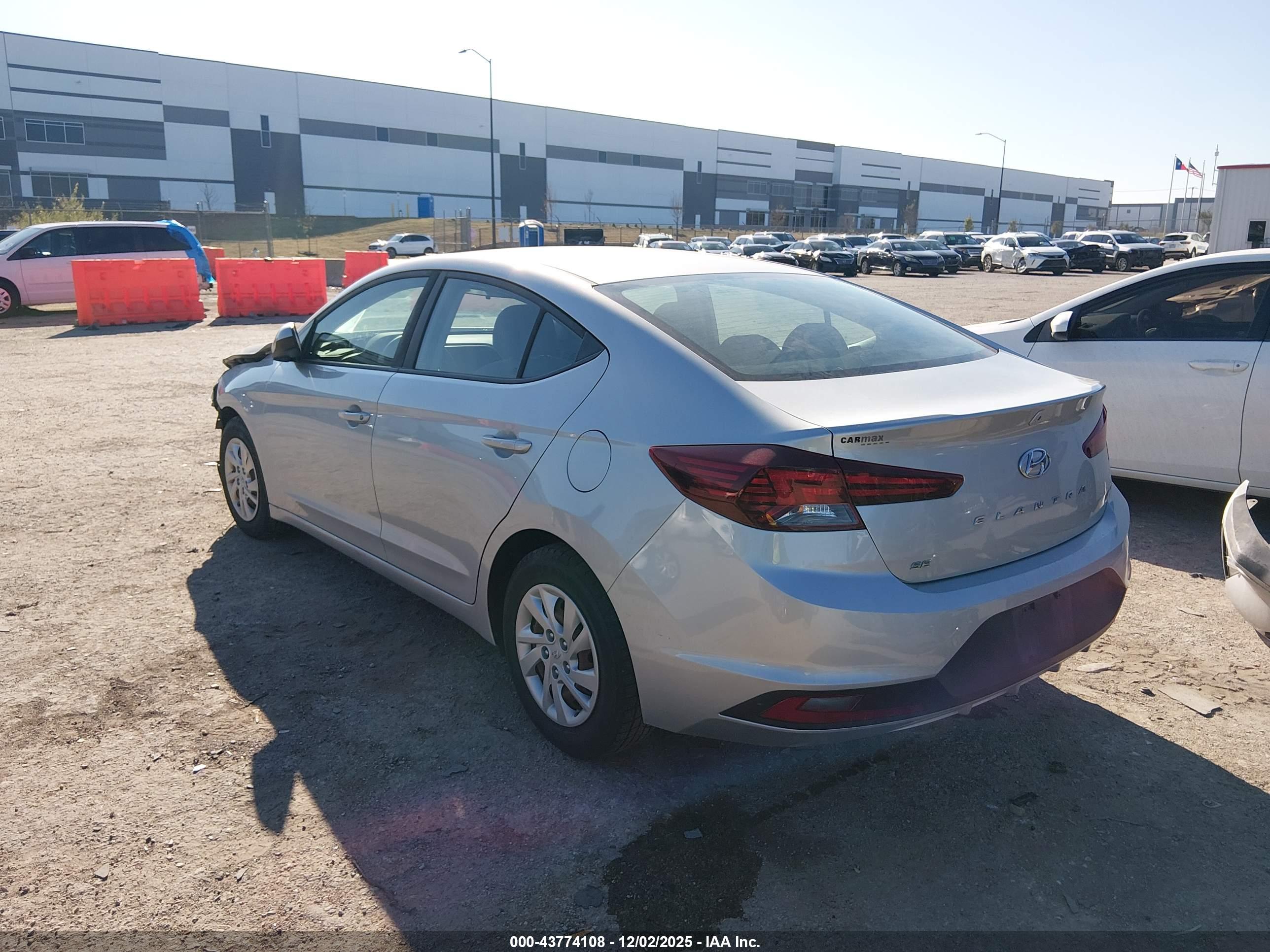 HYUNDAI ELANTRA image 3