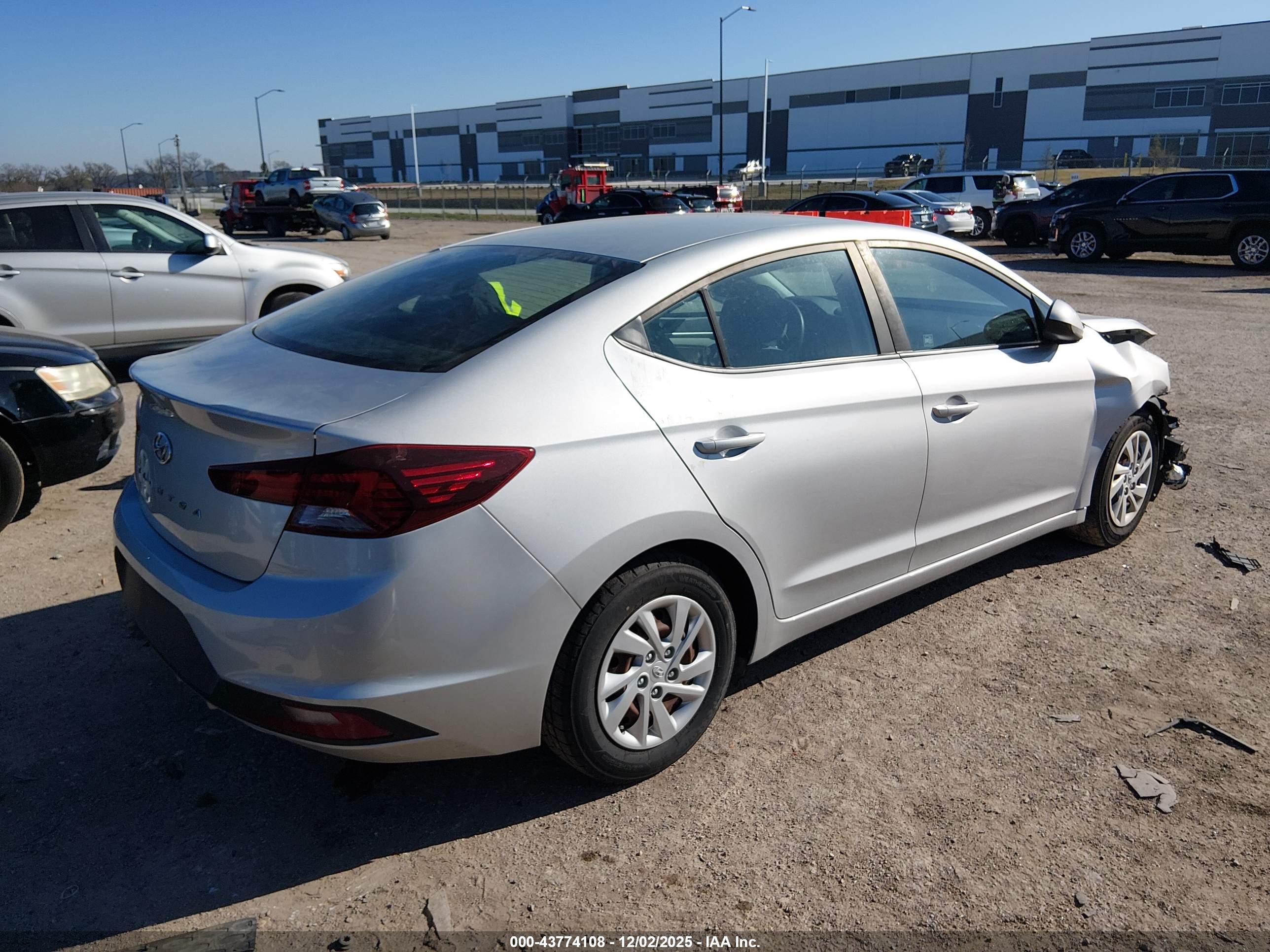 HYUNDAI ELANTRA image 4