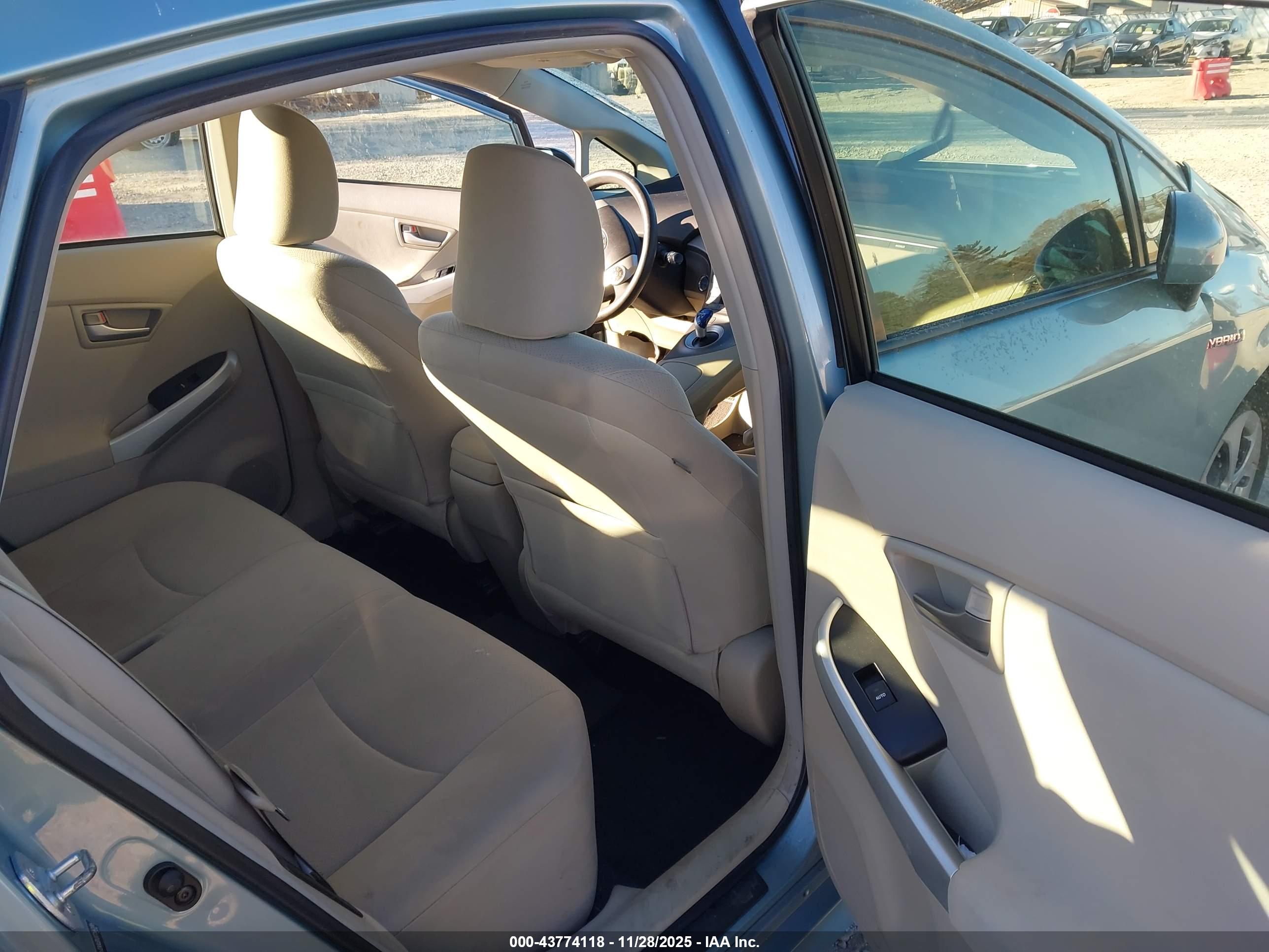 TOYOTA PRIUS image 8