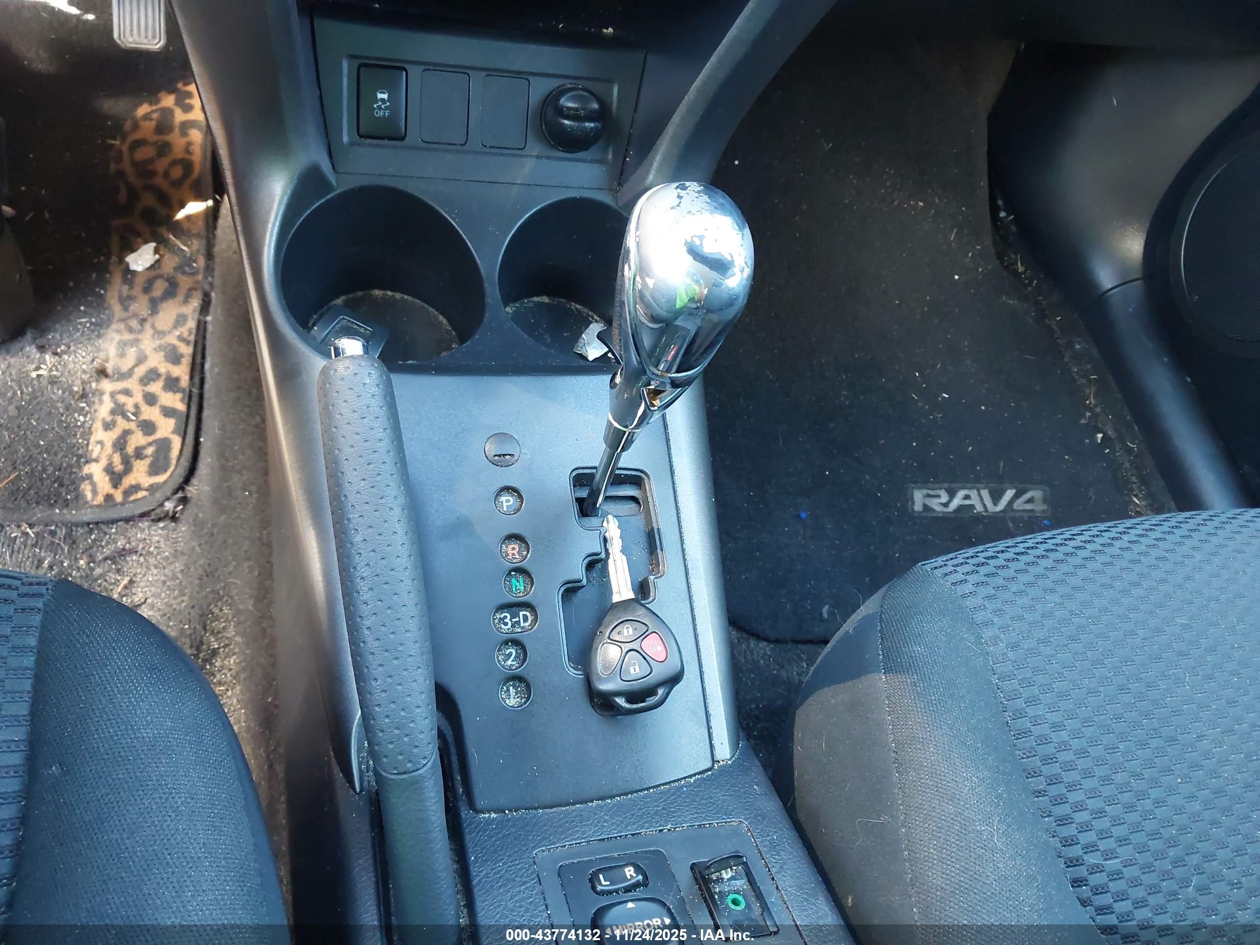 TOYOTA RAV4 image 11