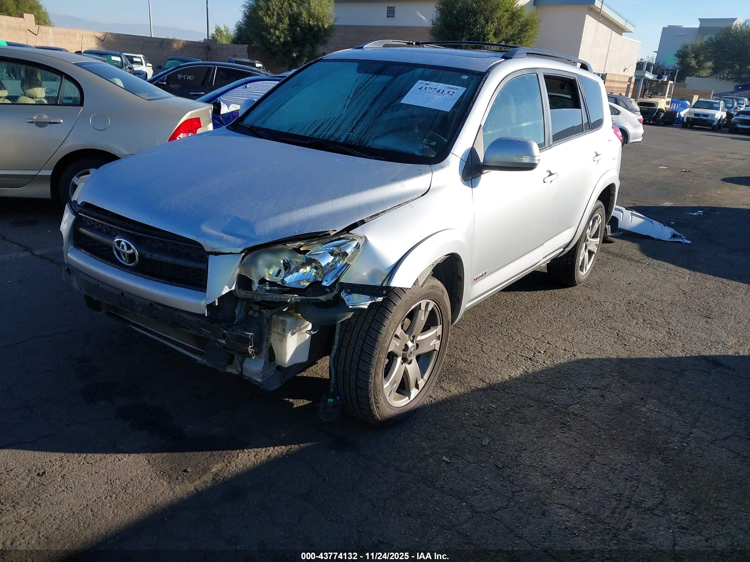 TOYOTA RAV4 image 2