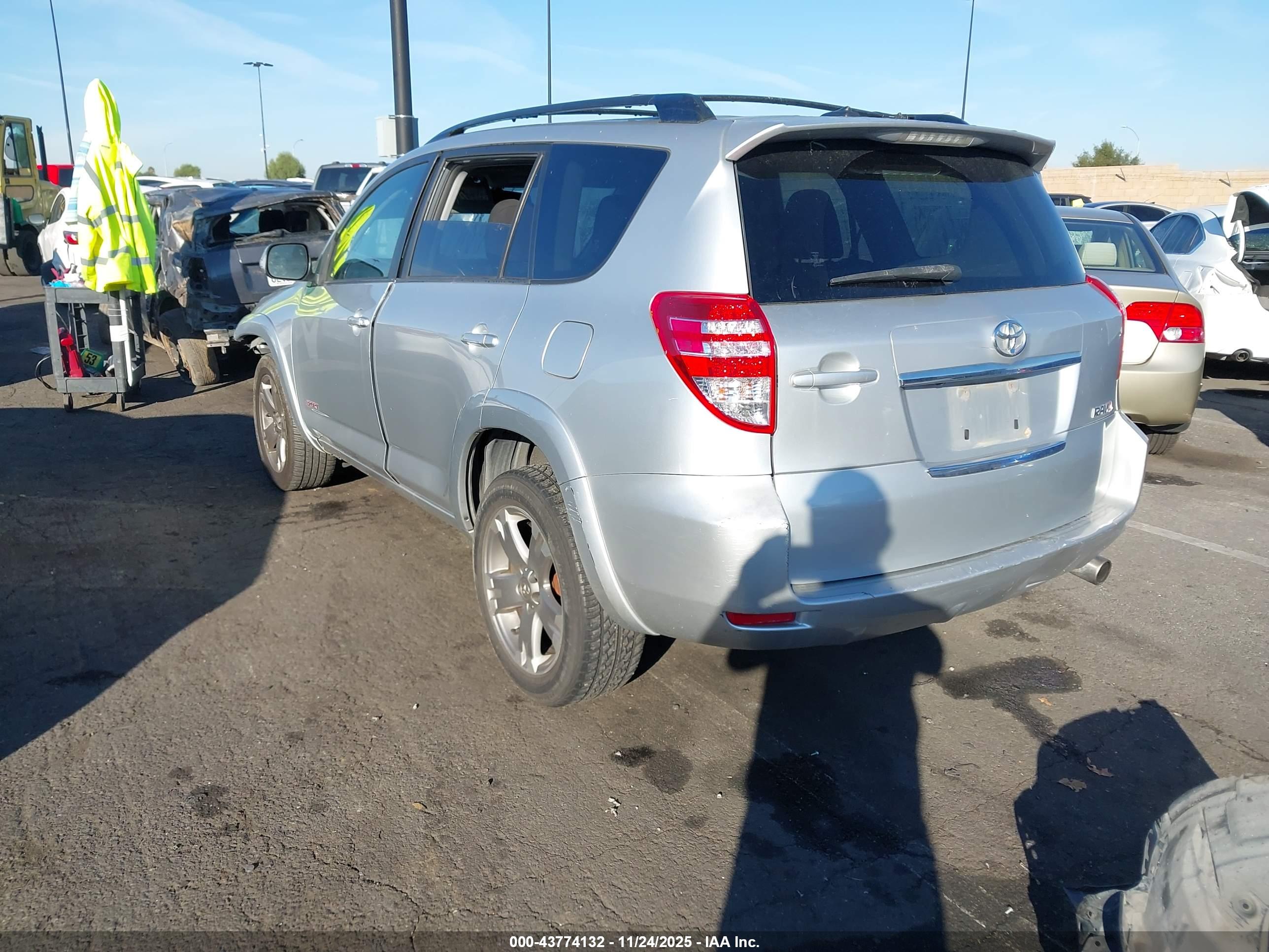 TOYOTA RAV4 image 3