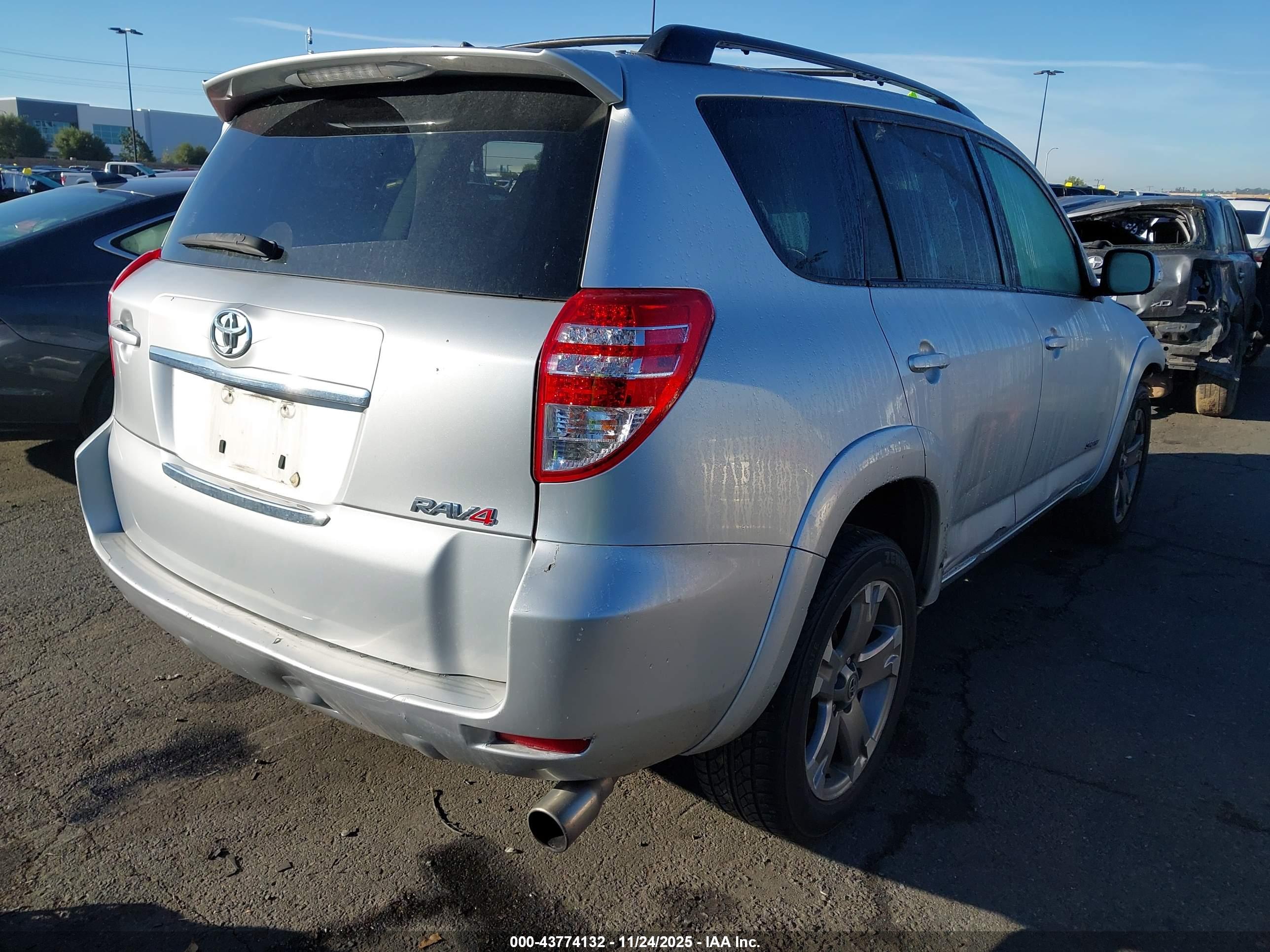 TOYOTA RAV4 image 4
