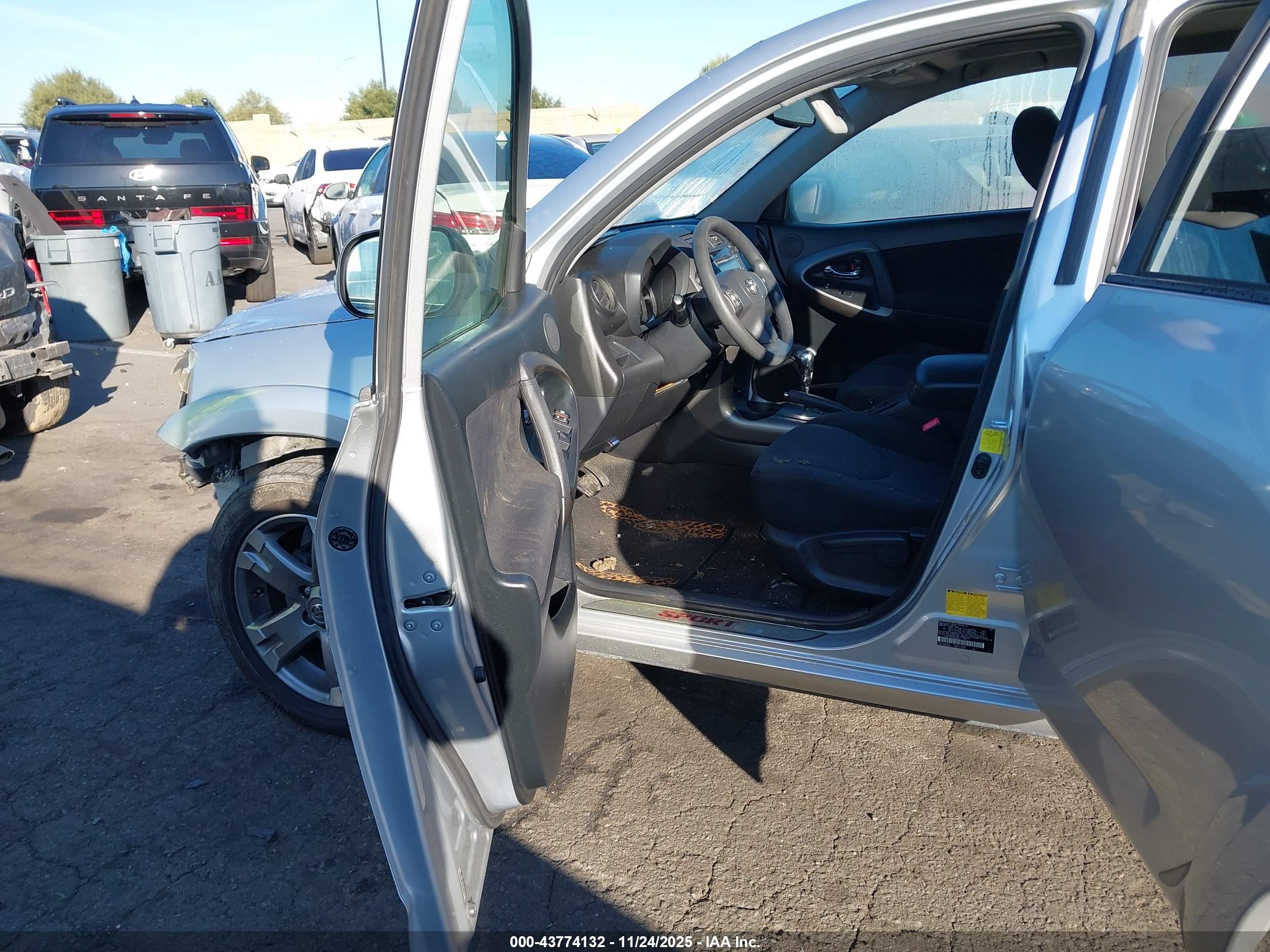 TOYOTA RAV4 image 5