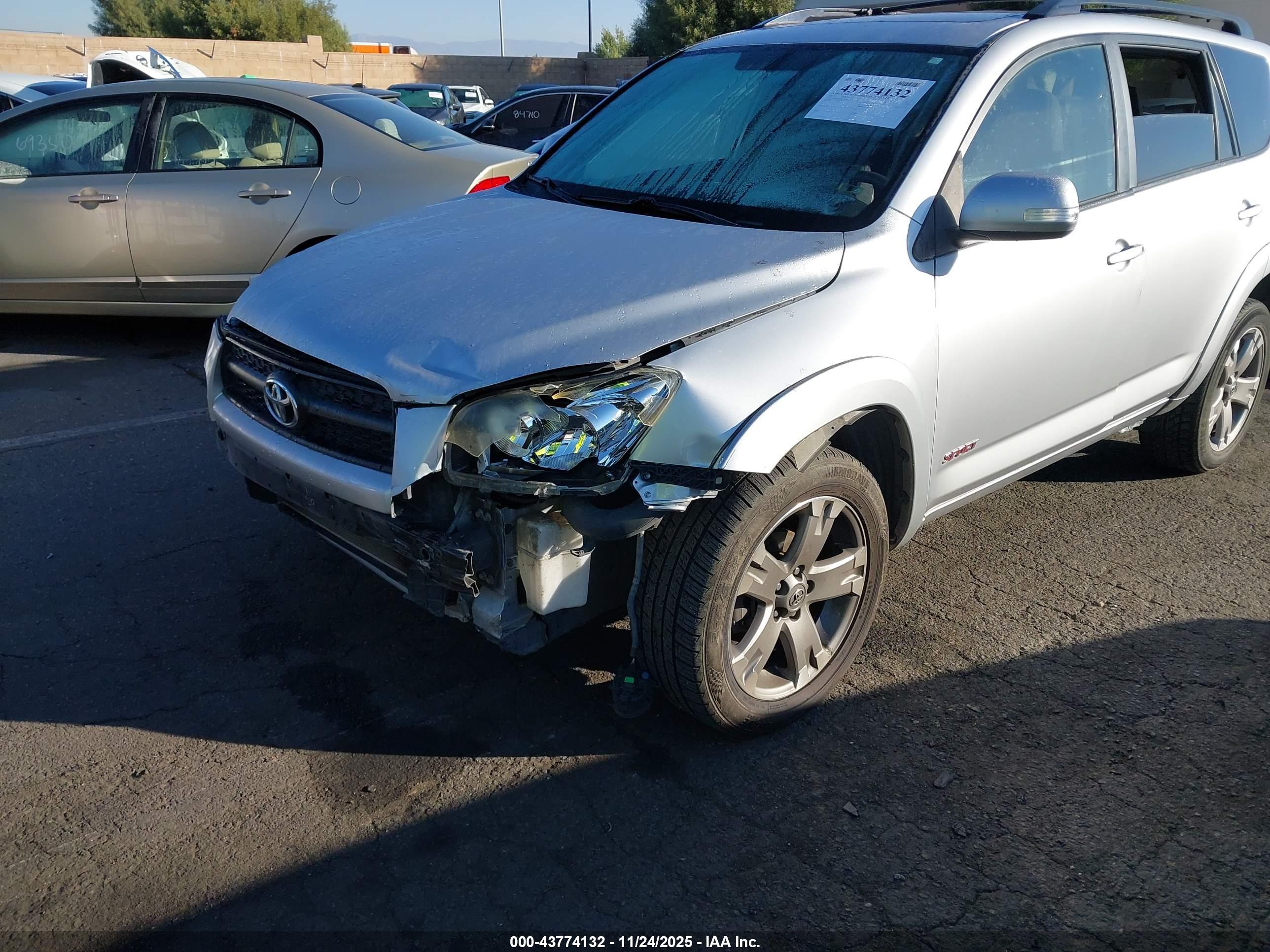 TOYOTA RAV4 image 6