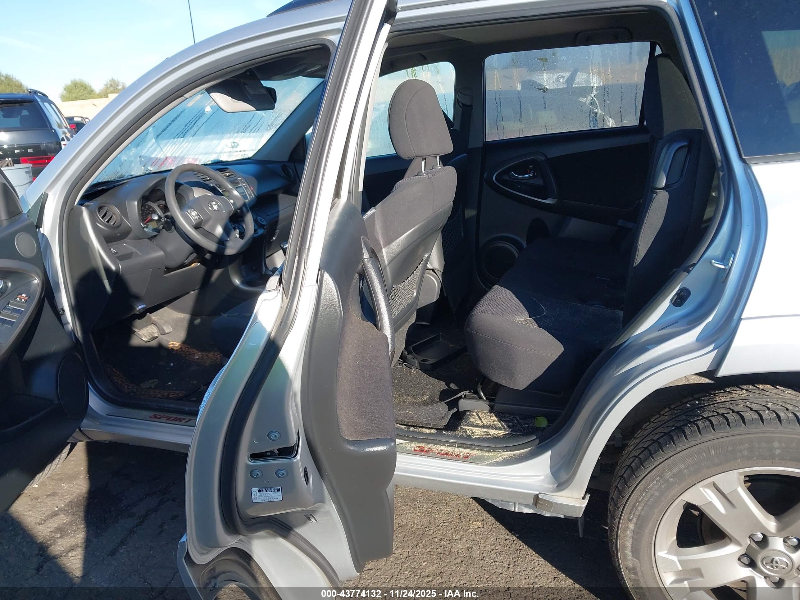 TOYOTA RAV4 image 8