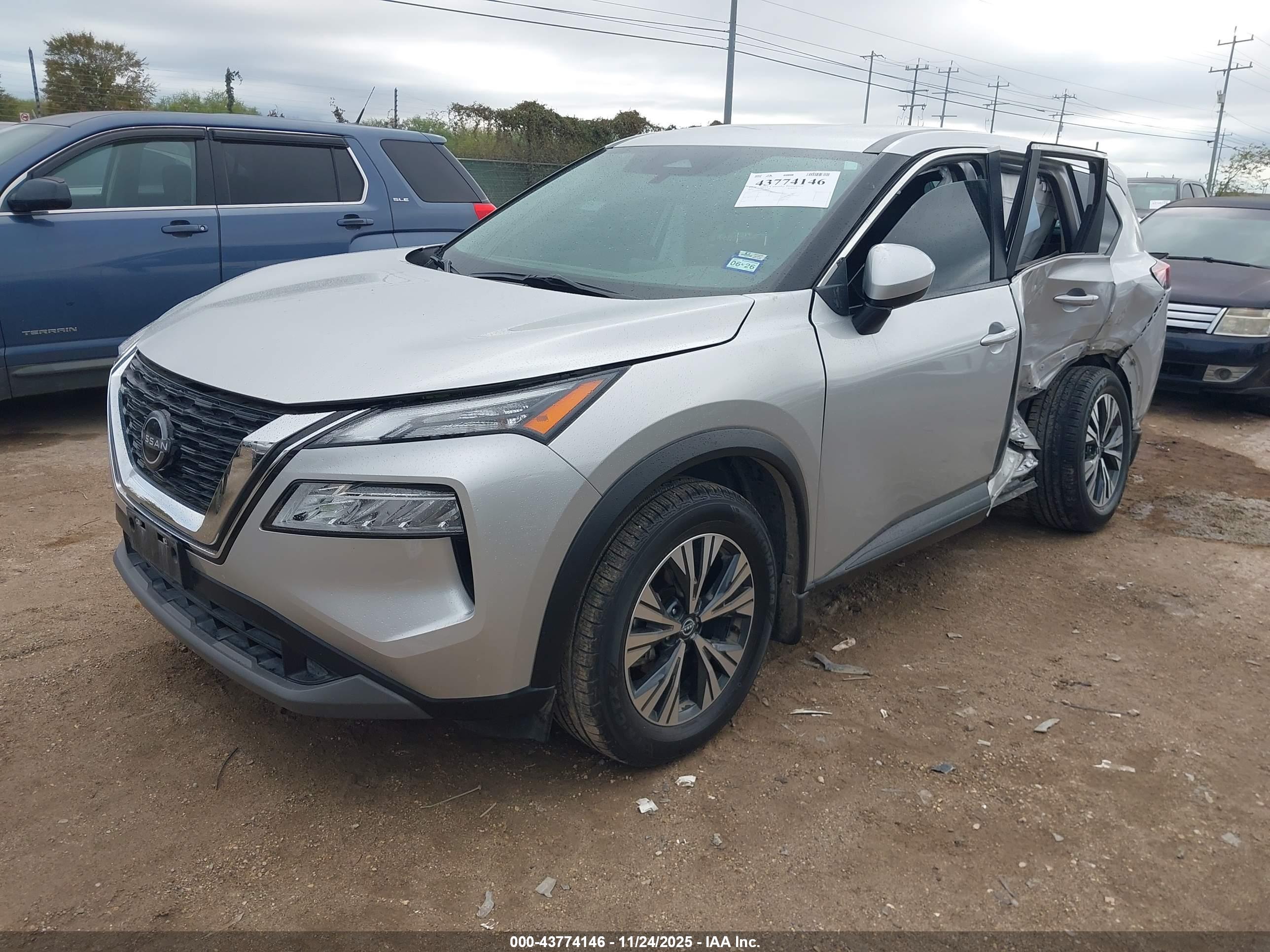 NISSAN ROGUE image 2