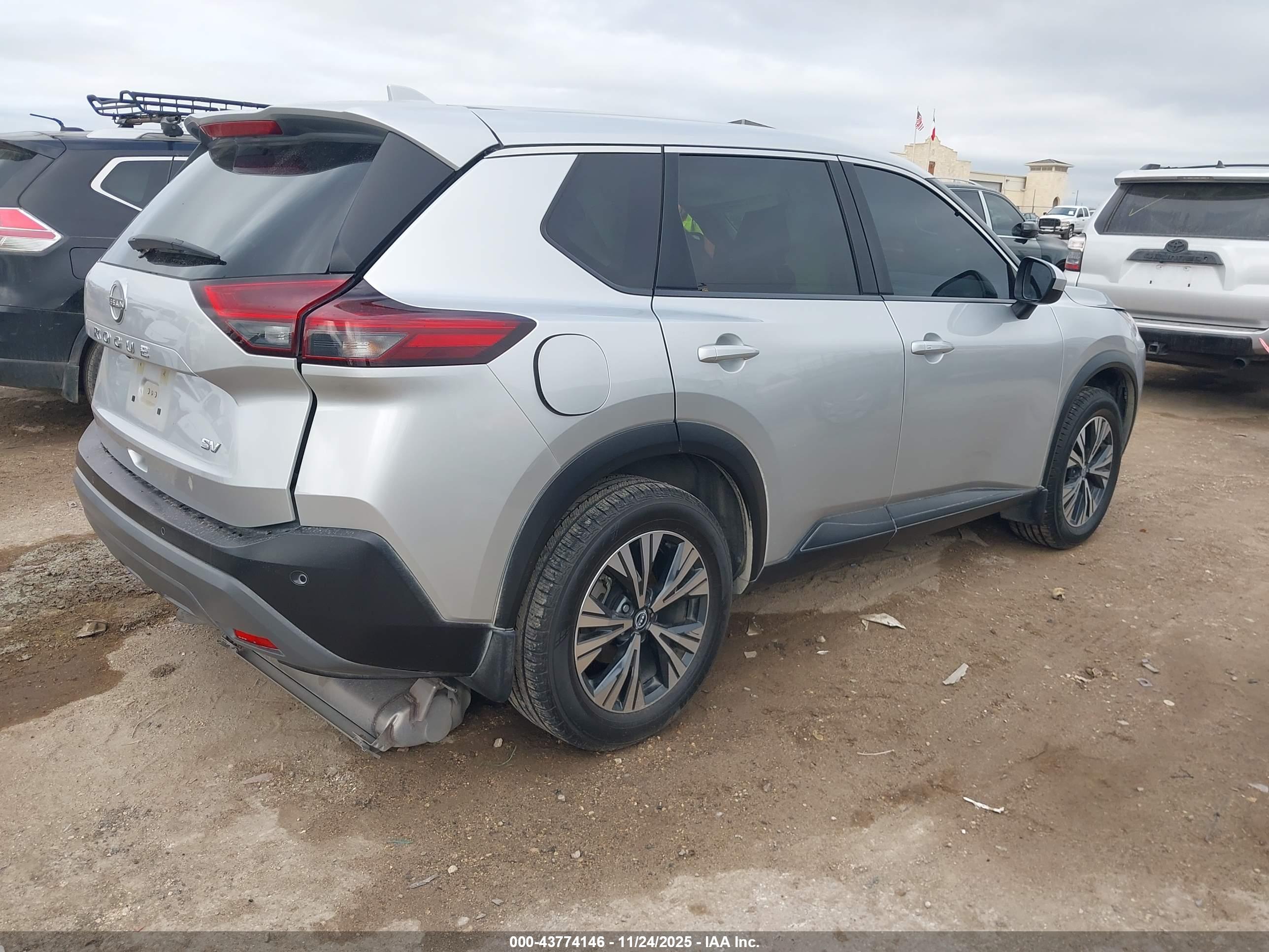 NISSAN ROGUE image 4