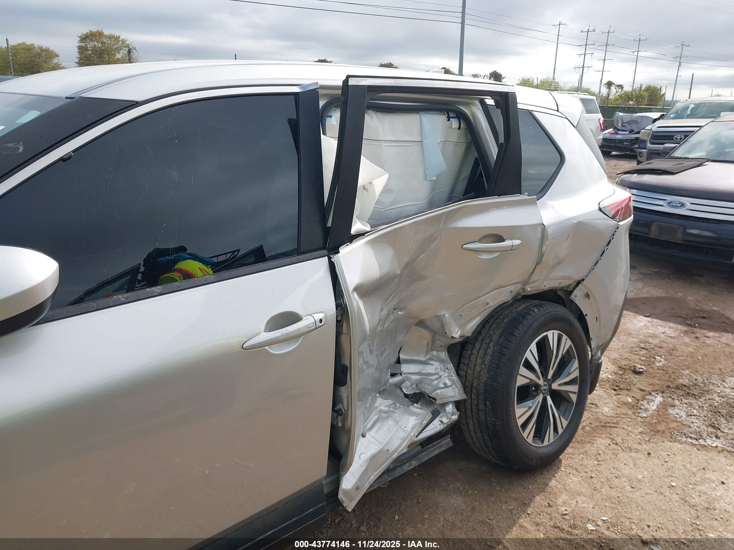 NISSAN ROGUE image 6