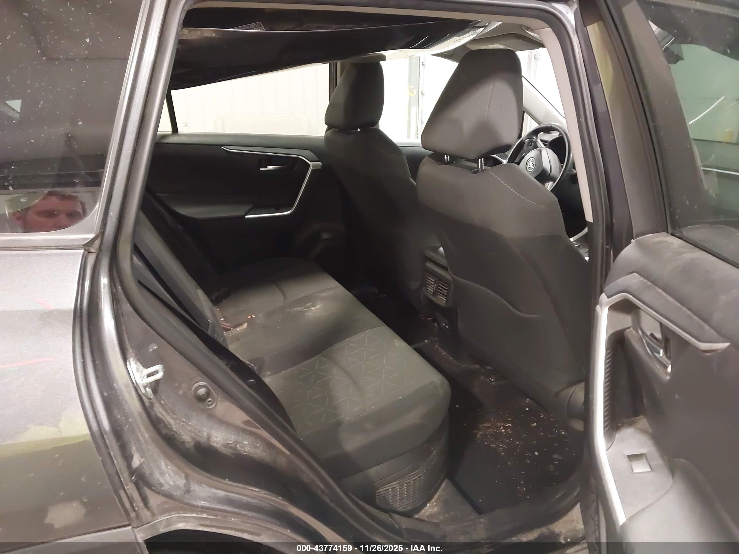 TOYOTA RAV4 image 8
