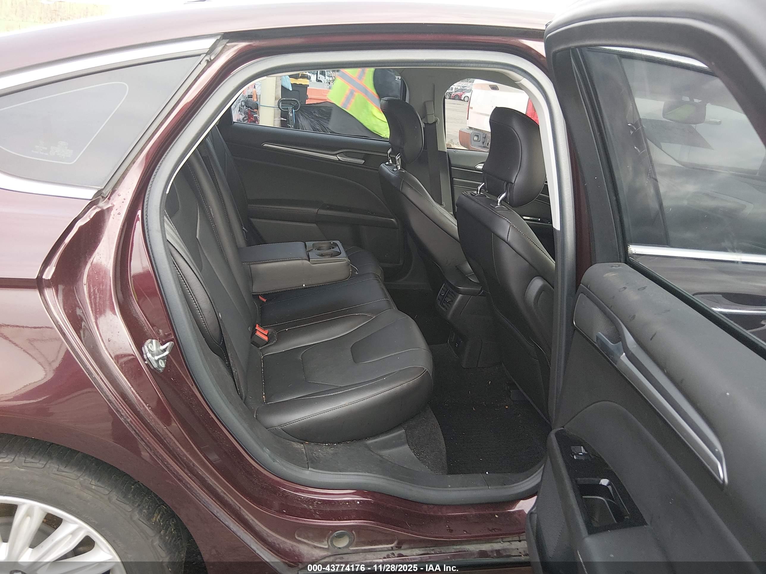 FORD FUSION image 8