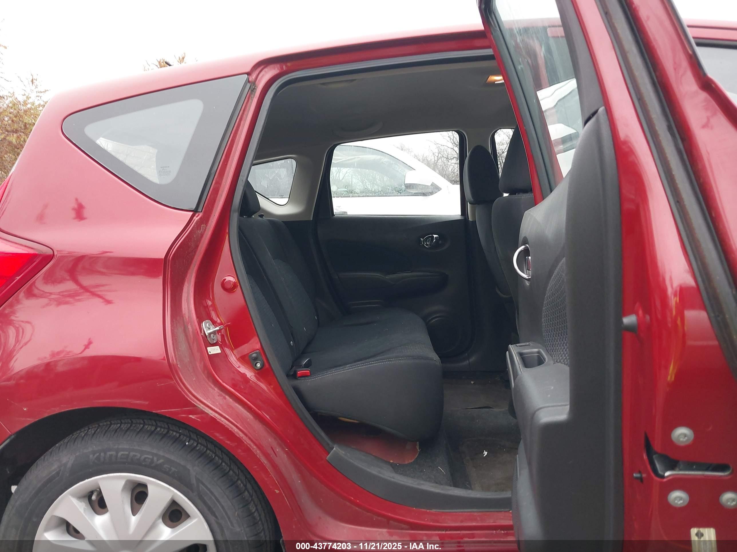 NISSAN VERSA image 8
