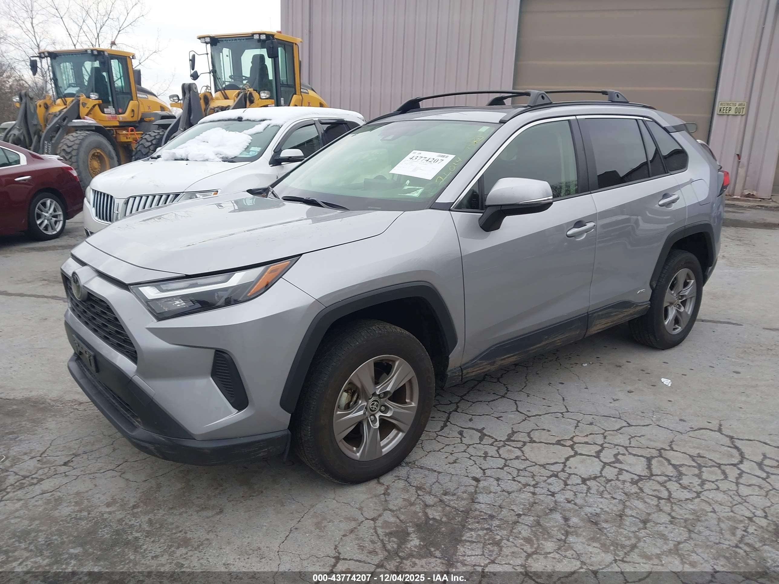 TOYOTA RAV4 image 2
