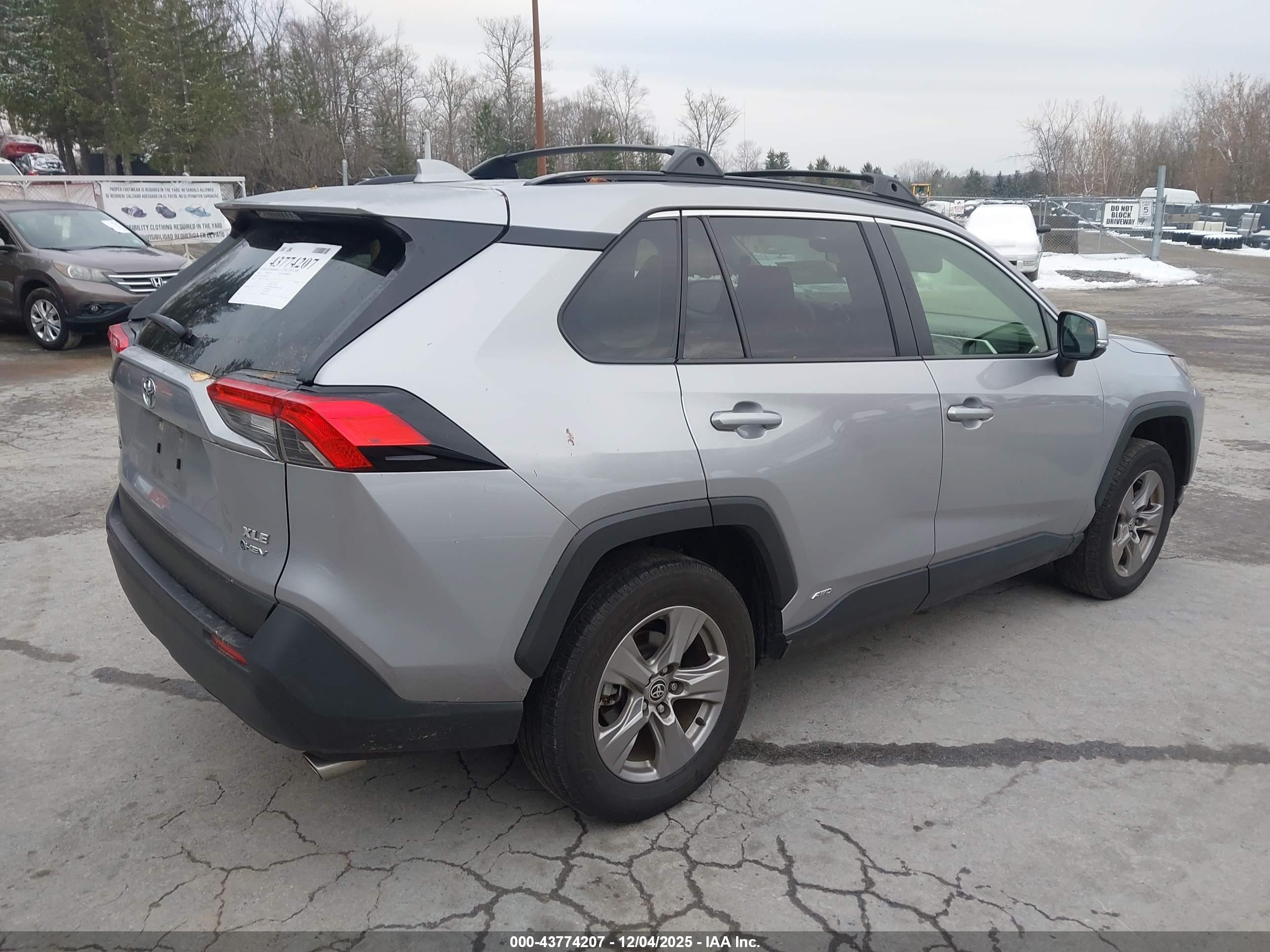 TOYOTA RAV4 image 4