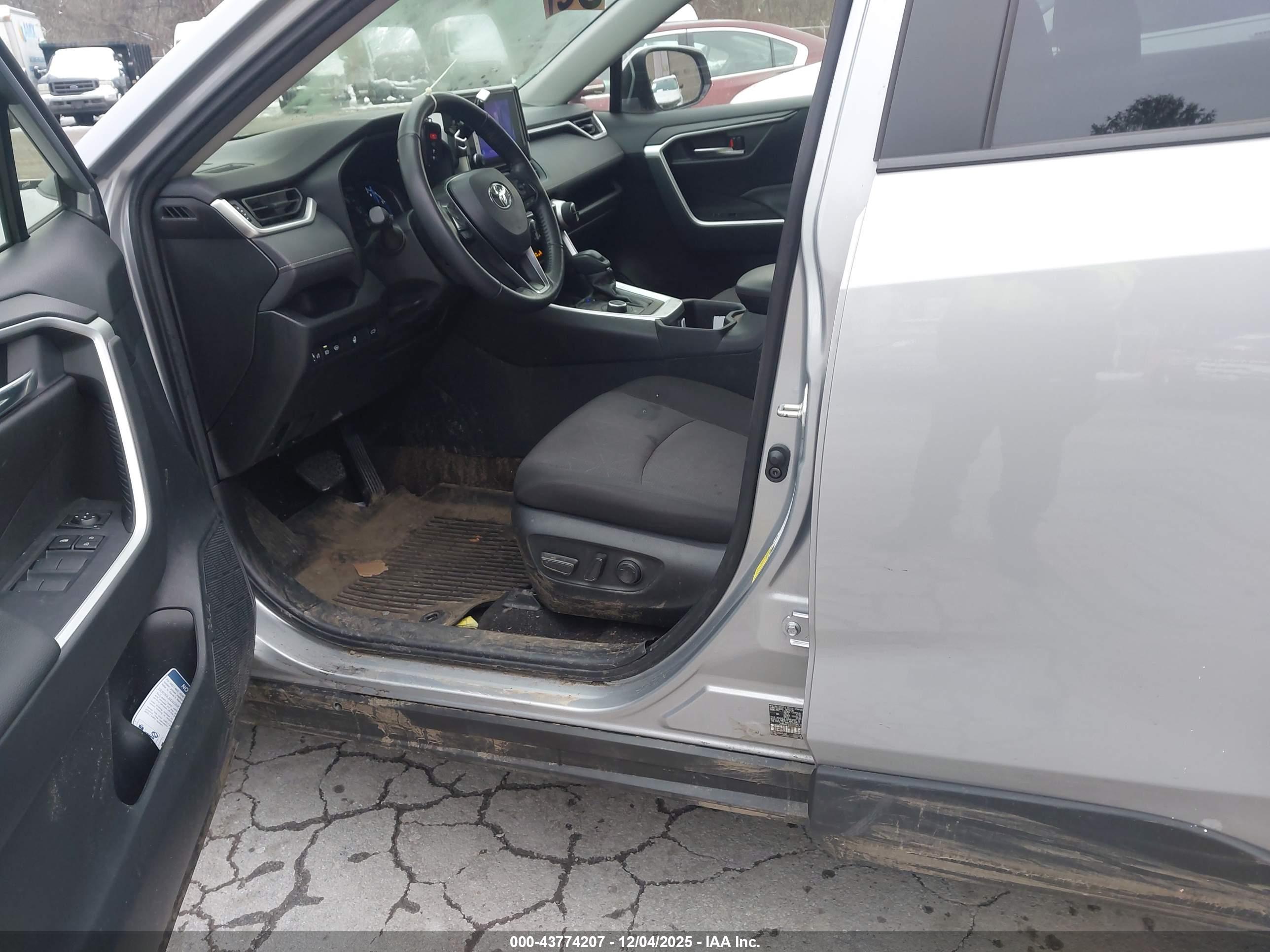 TOYOTA RAV4 image 6