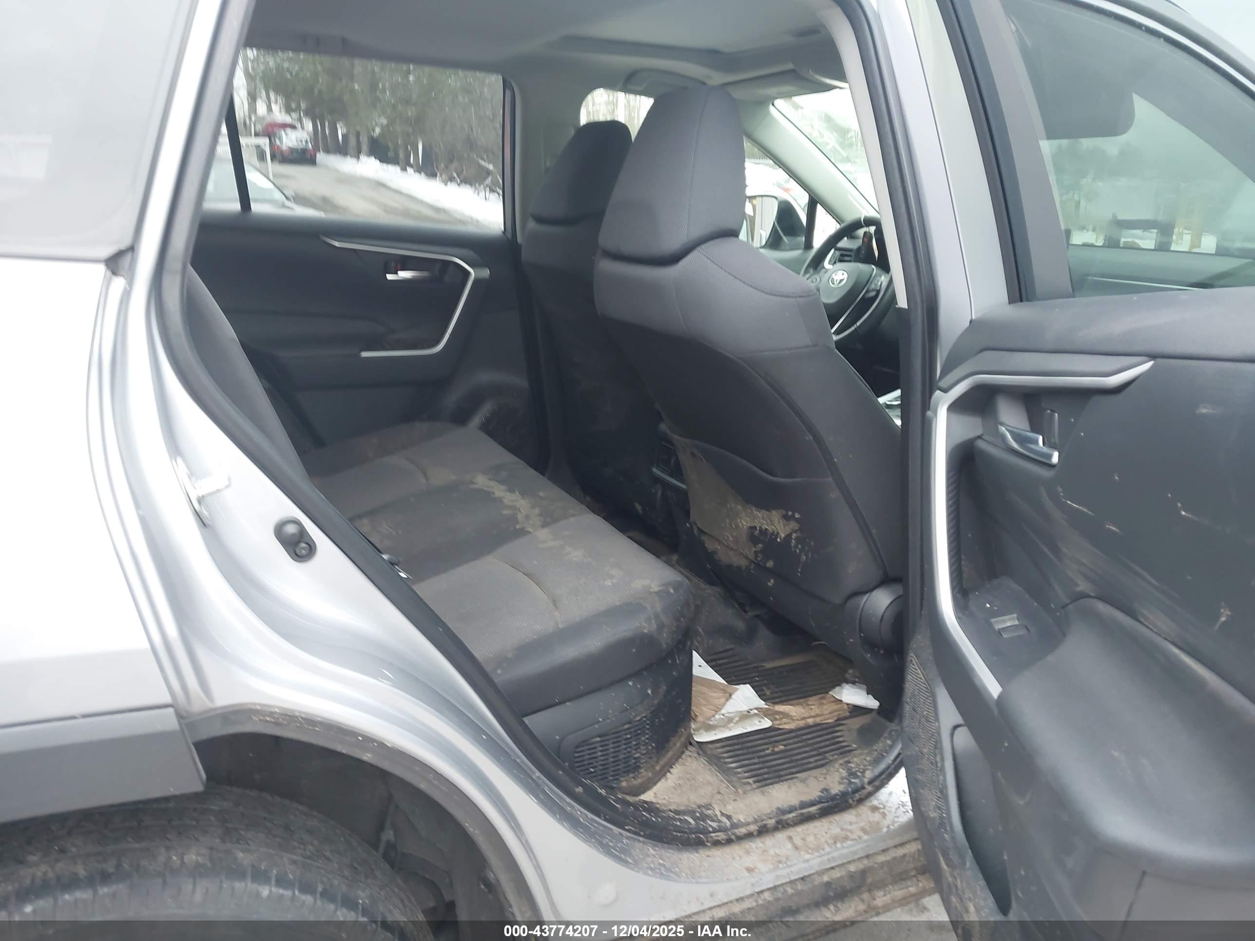 TOYOTA RAV4 image 8