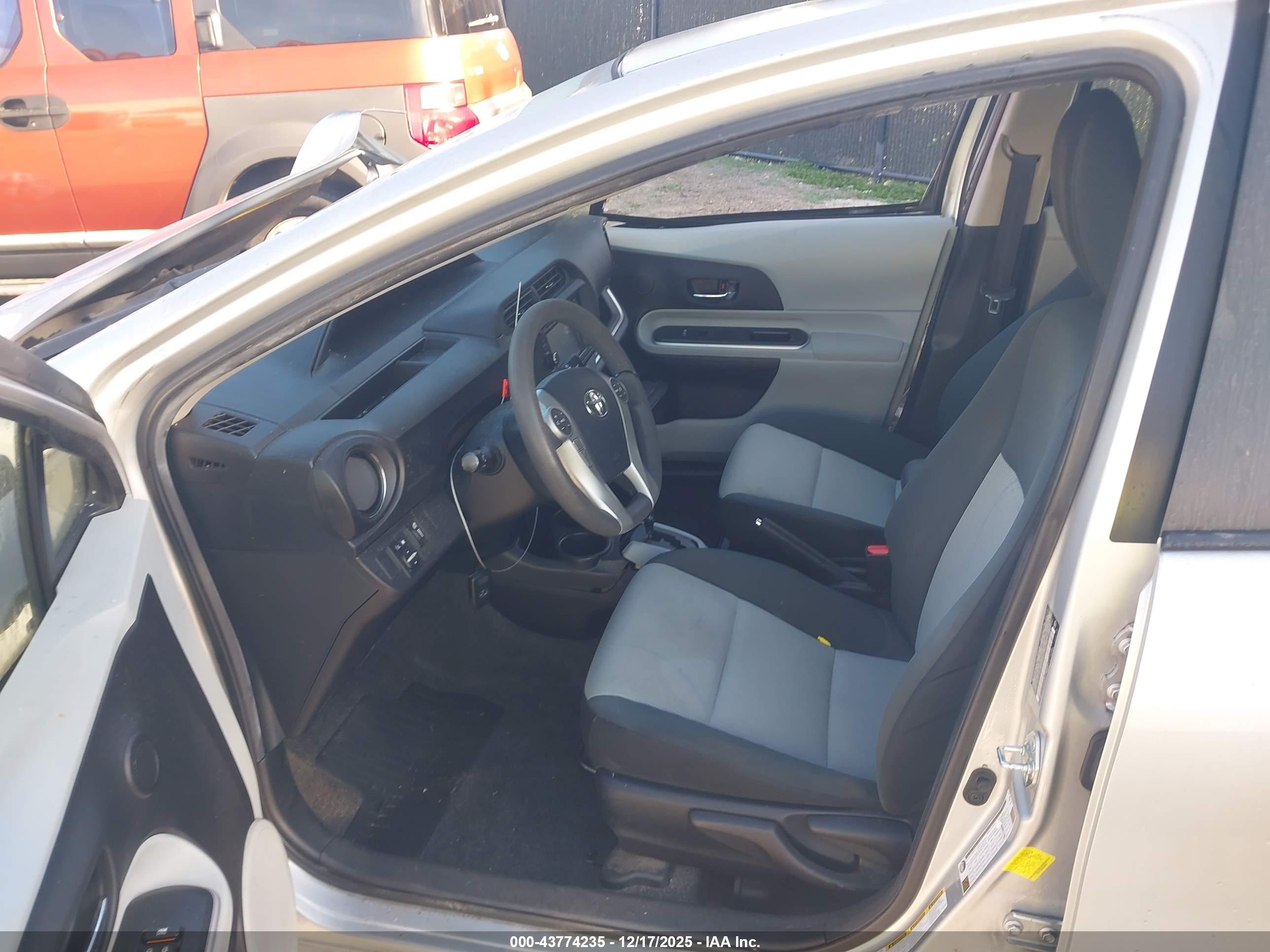TOYOTA PRIUS image 5