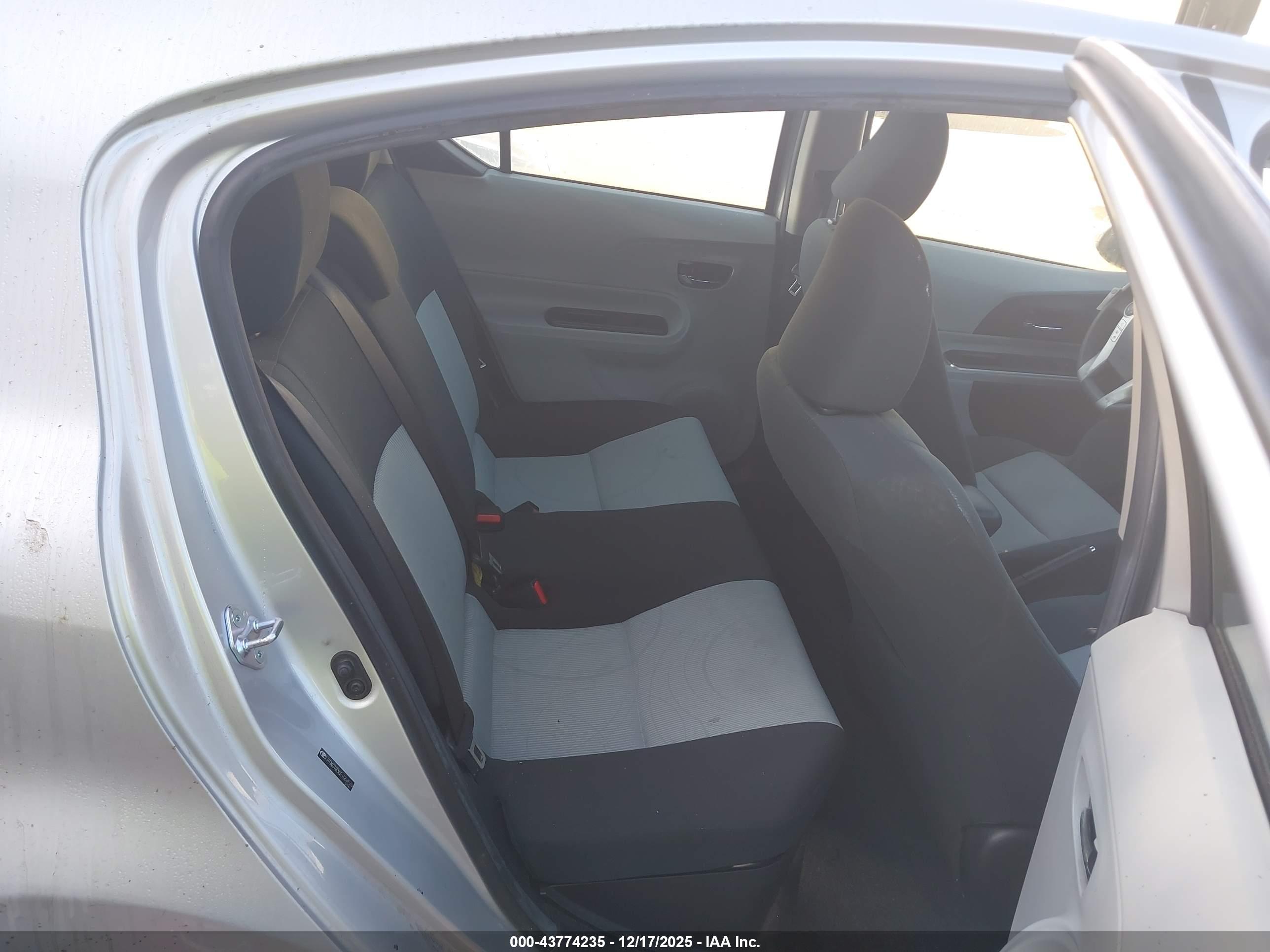 TOYOTA PRIUS image 8