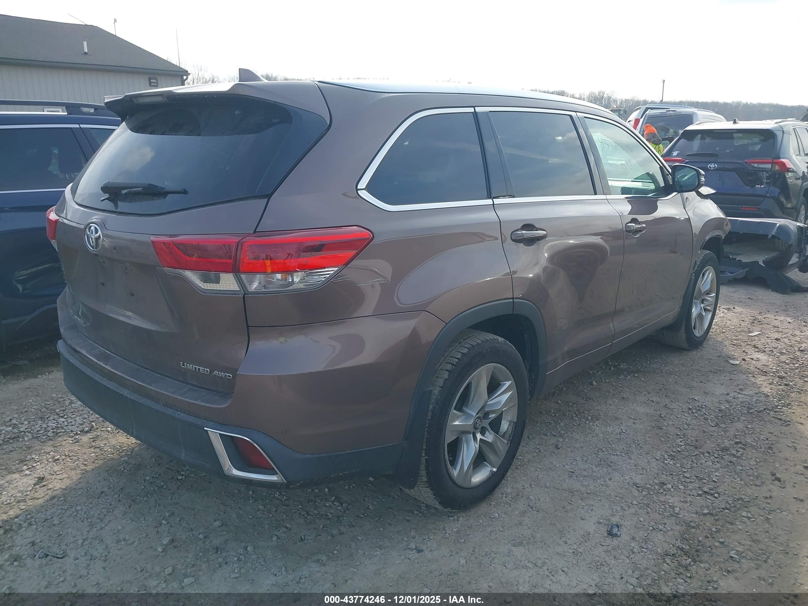 TOYOTA HIGHLANDER image 4