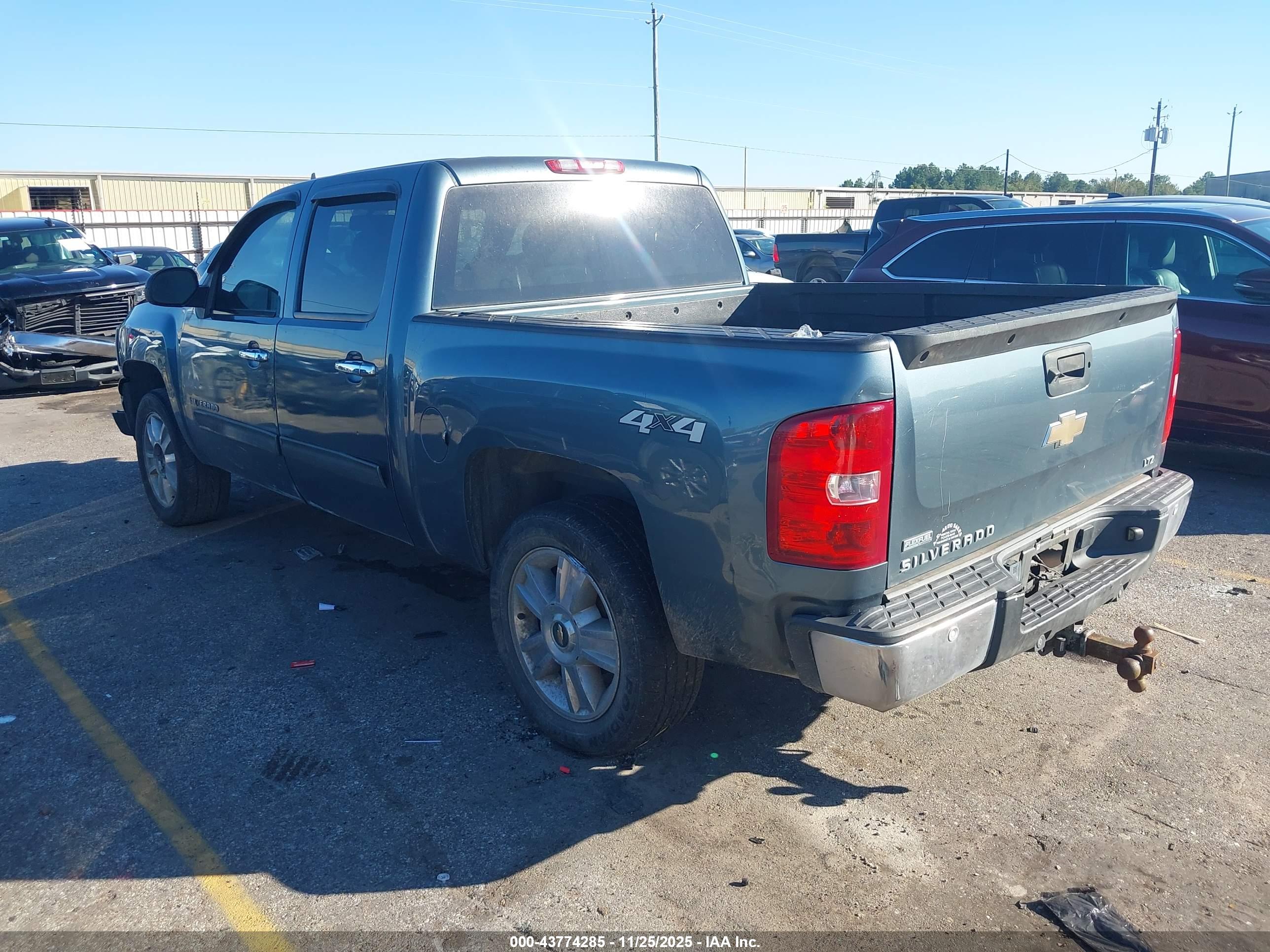 CHEVROLET SILVERADO image 3